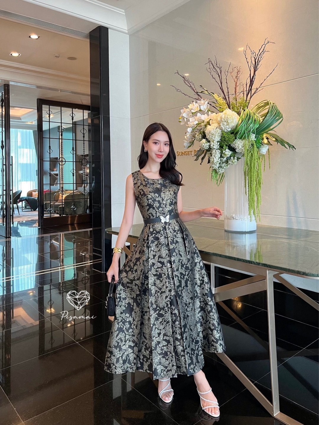 เดรสแขนกุดงานผ้าพิมพ์ลายดอกกราฟฟิกคอลใหม่ล่าสุด มาคู่กับเข็มขัดหัวผีเสื้ออะไหล่เงินเข้าเซ็ต ใส่สวยมาก ปังปุริเย้แน่นอนค่า ห้ามพลาดเลย ! 💯 การันตรีงานคุณภาพ คัดติ้งประณีต ใส่ใจทุกรายละเอียดอย่างดี