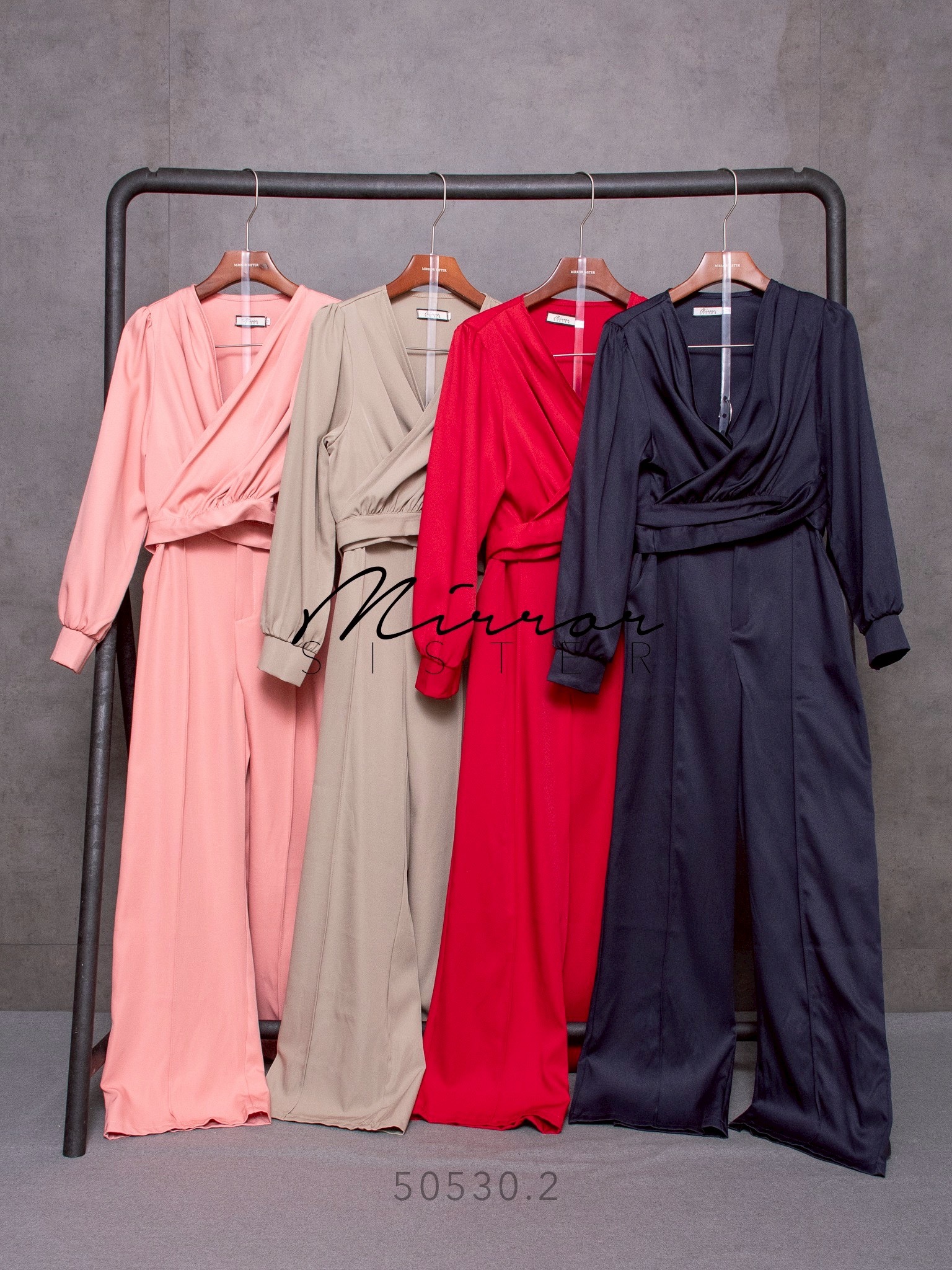 Mirrorsister’s Wrap Luxe Power Set•• เซ็ตเสื้อและกางเกงขายาว ที่ผสมผสานความเฟมินีนและความมั่นใจในลุคเดียว • เสื้อทรงคอปาดไขว้ (wrap) ช่วยเก็บทรงและเพิ่มเสน่ห์อย่างมีระดับ