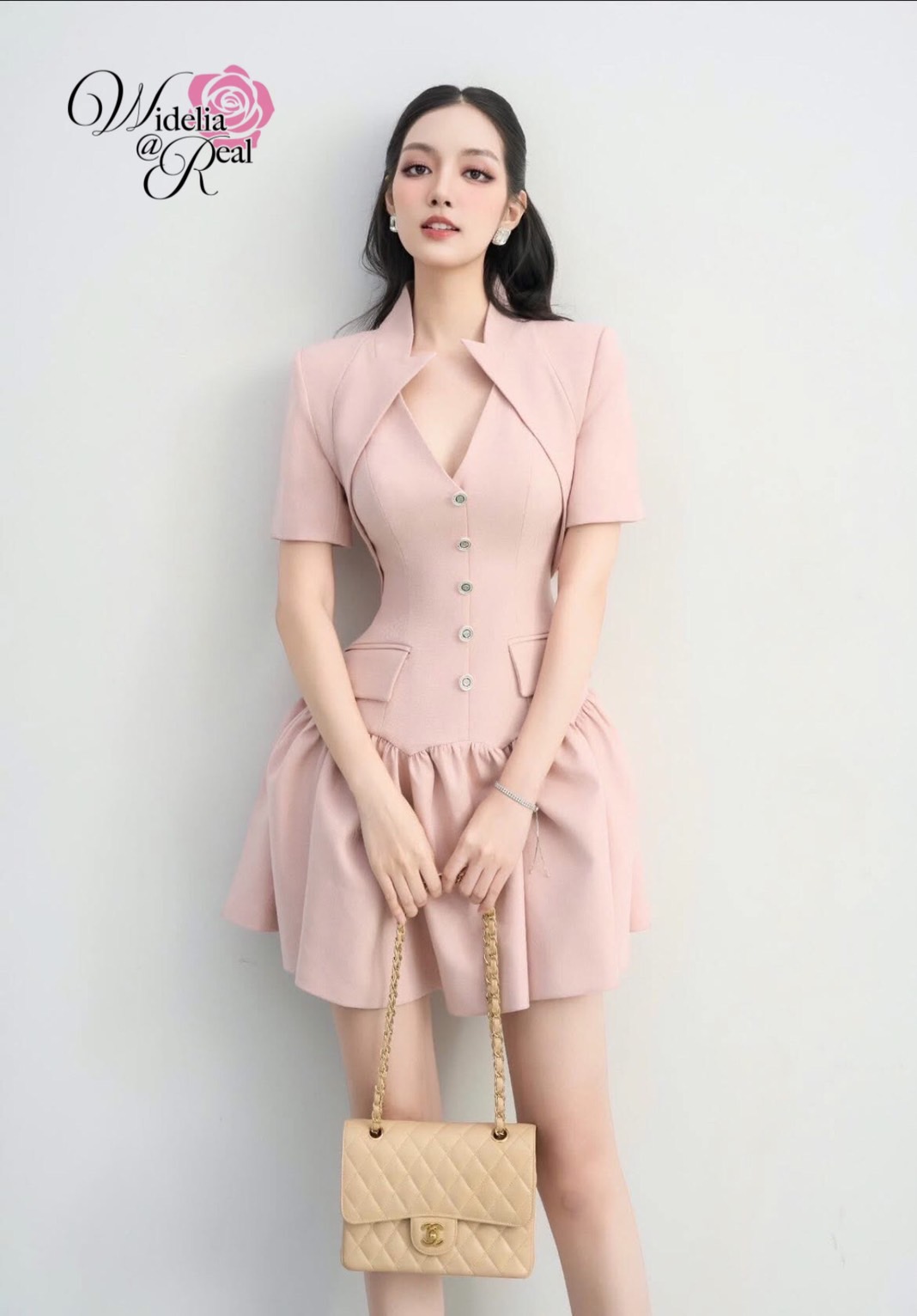 Dress เดรสแขนสั้น คอวี แต่งกระดุมหน้า ซิปหลัง กระโปรงเย็บระบาย งานเนื้อผ้าอย่างดีมีน้ำหนัก ผ้าเรียบสีชมพู ชุดนี้งานสวยทรงเป๊ะ คัตติ้งเนี๊ยบมาก แนะนำเลย รับรองใส่ออกมาไม่ผิดหวังการันตีให้เลย บอกเลยห้ามพลาดเด็ดขาด งานดีงานสวยแน่นอน