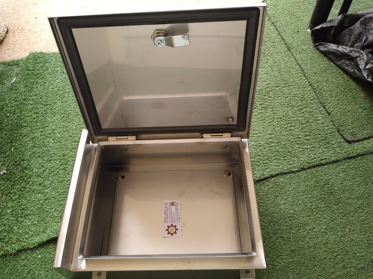 ตู้คอนโทรลสแตนเลส 304 กันน้ำ ฝาช้ันเดียว หลังคาสโลป W280xH350xD150mm. พร้อมหูยึด 4 มุม หนา 2มม.