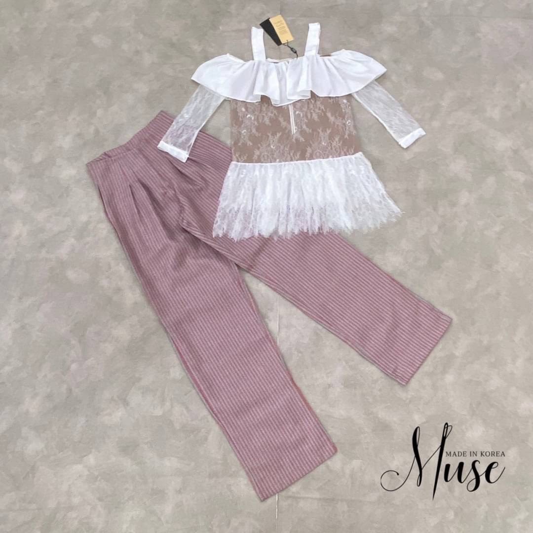 เซ็ตเสื้อลูกไม้สีขาวทรงเปิดไหล่ ช่วงอกแต่งระบายเพิ่มความโดดเด่น ใส่คู่กับกางเกงขายางลายทางสีชมพู เก๋สุดๆค่