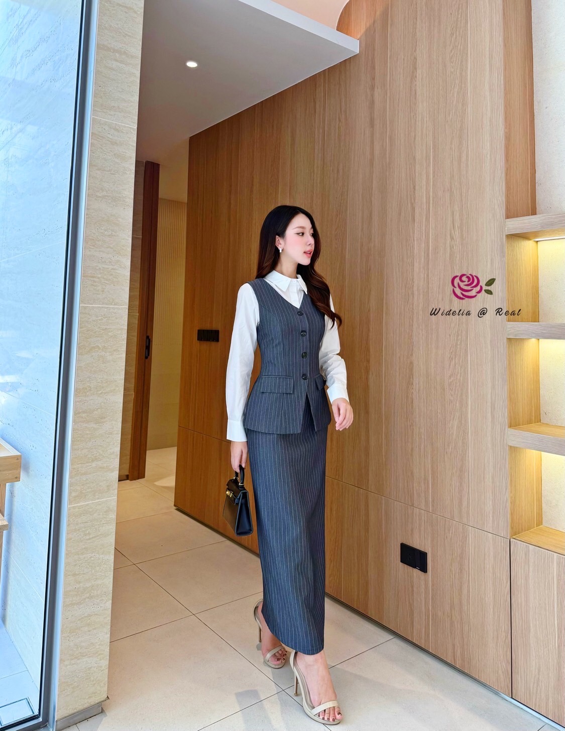 Set 4 ชิ้น มีเสื้อเชิ้ตสีขาว+เสื้อแขนกุด+กระโปรงยาว+เข็มขัด 1 เส้น งานเนื้อผ้าอย่างดีมีน้ำหนัก ผ้าไม่บาง ตัวเสื้อแขนกุดกระดุมหน้า กระโปรงทรงสอบ เอวสูง ผ่าหลัง งานสวยมากชุดนี้ คัตติ้งเนี๊ยบเป๊ะสุดๆ