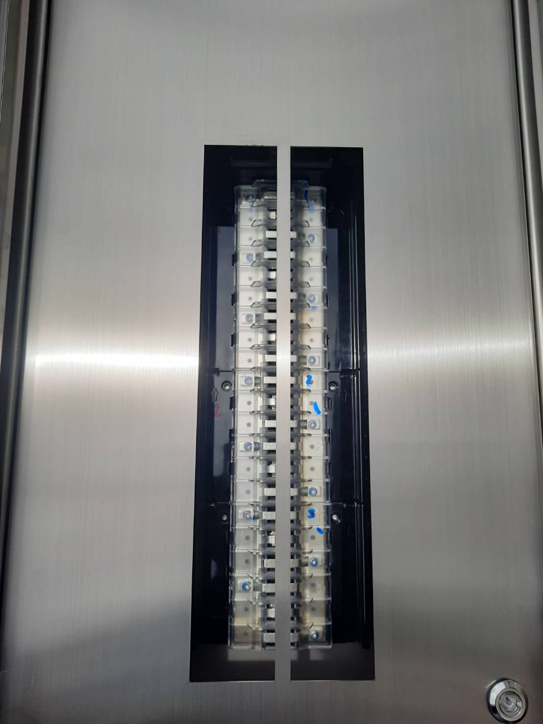 Main LUG 250A ตู้สแตนเลส 304 มีหลังคาสโลป W450xH800xD152mm. (42ช่อง)