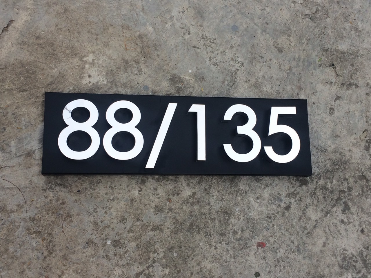ป้ายบ้านเลขที่ 88/135 ติดตั้งบนฐานสี
