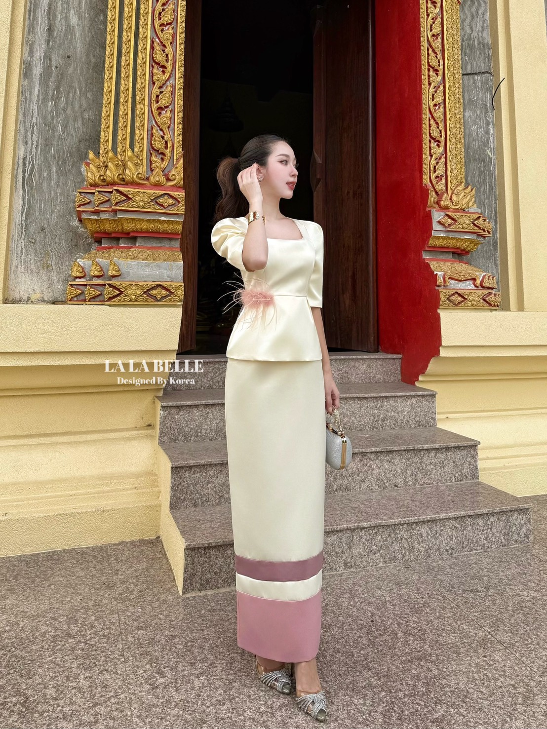 ชุดผ้าไทยใส่เข้าวัดทำบุญเซต2ชิ้นผ้าไหมอิตตาลีมีความเงาๆนิดหน่อยเสื้อคอเหลี่ยมแขนสามส่วนเอวเข้ารูปด้านข้างแต่งขนนกสีชมพูอ่อนๆตัดกับสีชุดครีมชายเสื้อระบายใส่คู่กระโปรงยาวทรงสอบแต่งแถบชายกระโปรงด้านหลังกระโปรงผ้ามีซับในอัดกาวทั้งชุดอยู่ทรงสวยงานคุณภาพเกรดพรี