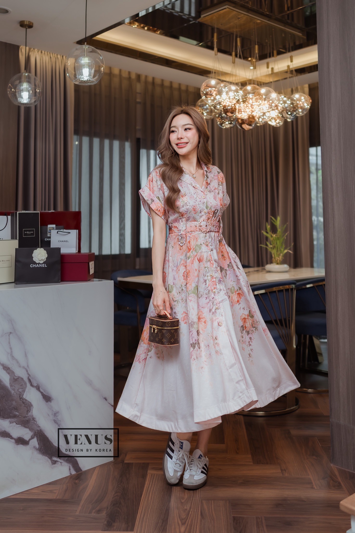 Zimmerman Dress เดรสพิมพ์ลายดอกไม้ คอปก งานมาพร้อมกับเข็มขัดเข้าชุดกันนะคะ งานสวยเป๊ะมากๆคะ แม๊ทกับรองเท้าผ้าใบก็สวยคะ