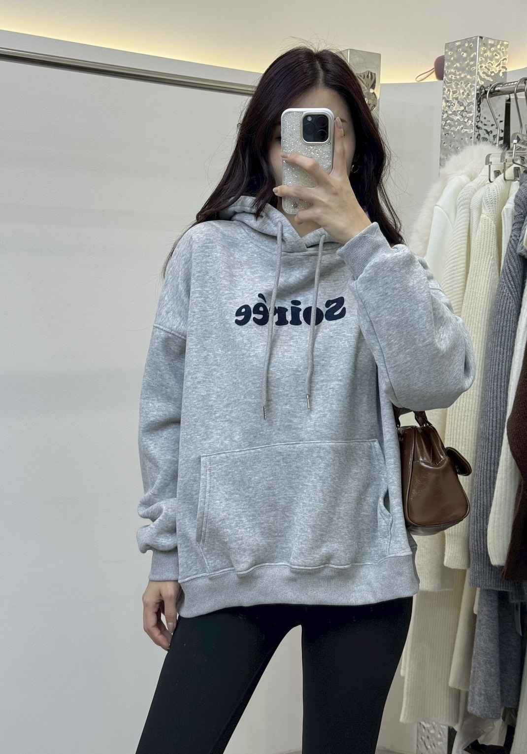 เสื้อฮู้ดดี้แขนยาวบุขนด้านใน ✔ ดีเทลมีกระเป๋าด้านหน้า สกรีนลายภาษาอังกฤษ ฮู้ดรูดปรับได้ ด้านในบุขนกันหนาว ✔️ ใส่เที่ยวอากาศหนาวได้เลยค่าาา