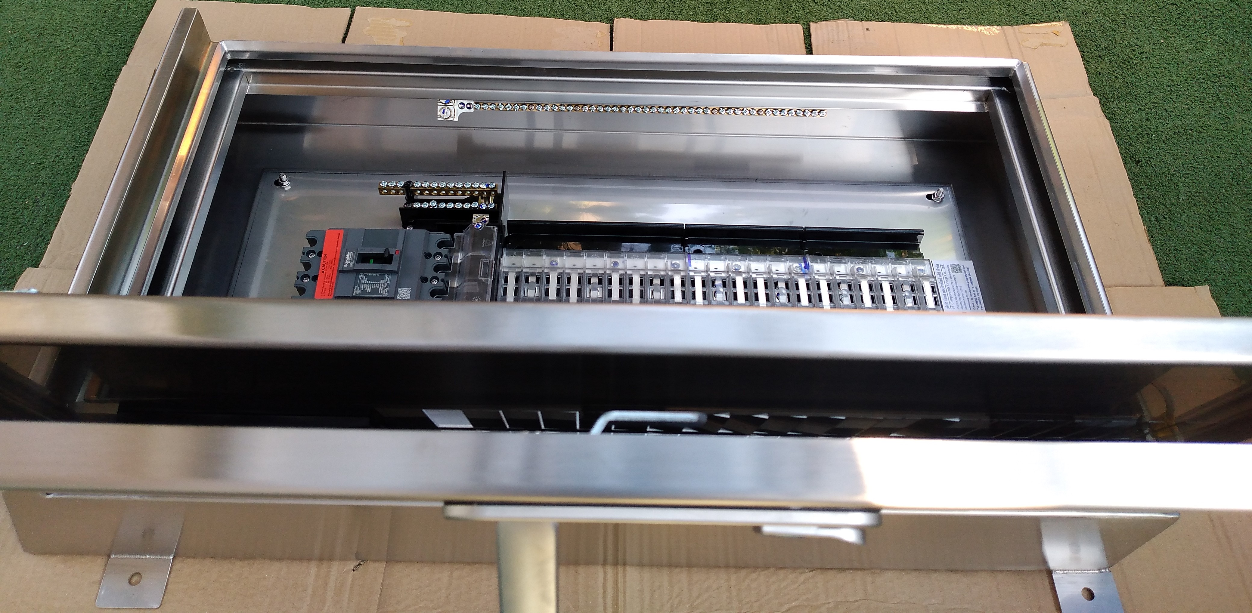 LOAD CENTER 100A ตู้โหลดสแตนเลส 304 ฝา 2 ชั้นทึบ หลังคาสโลป W450xH805xD150mm. (42ช่อง)