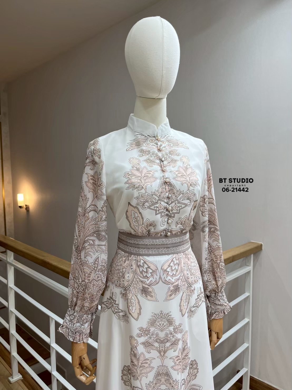 ชุดเซทเสื้อแขนยาวกระดุมหน้าแขนยาวคอปก มาพร้อมกระโปรงยาวแต่งผ้าพริ้ว ๆ งานพิมพ์ลายตามแบบ งานสวยเนื้อผ้าดีคัตติ๊งเป๊ะ