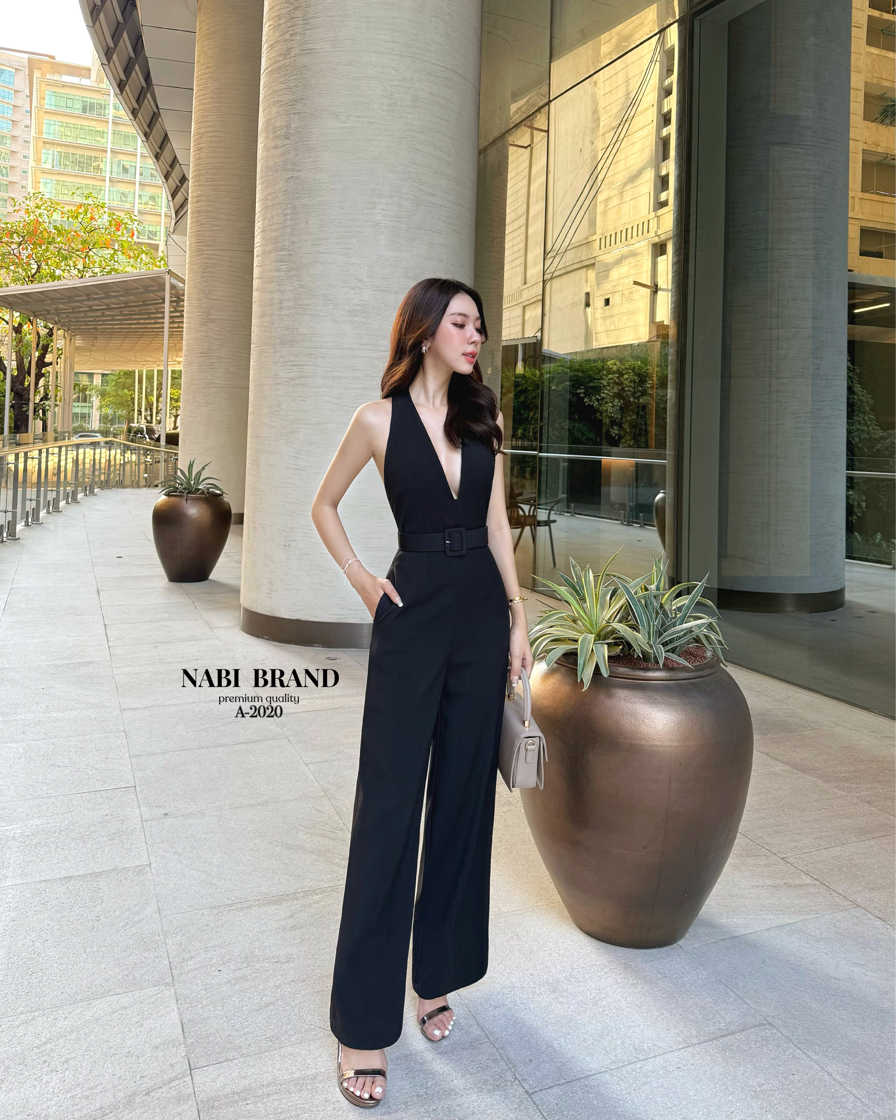 จั้มสูทขายาวทรงขาม้า สีดำทรงคล้องคอ ด้านหน้าเป็นทรงคอวี โชว์หลังแอบsexyหรูไฮมากค่ะ เพิ่มกระเป๋า2ข้าง ใช้งานได้จริง มาพร้อมกับเข็มขัดรัดเอว บอกเลยว่ารุ่นนี้คือ ใส่สวย ดูสูงผอมเพรียว ที่สำคัญเนื้อผ้าดี มีฟองน้ำ มีซับในอย่างดีค่ะ ความยาวกำลังดีไม่รั้งเป้าแน่