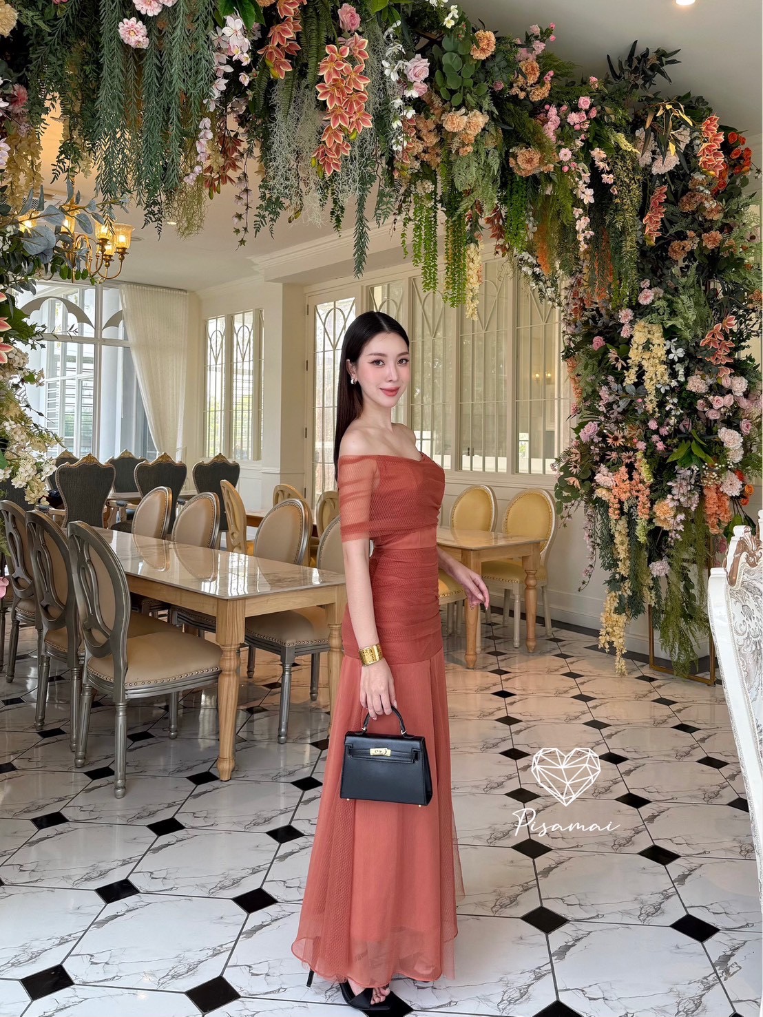เดรสปาดไหล่สีน้ำตาลตัวยาวใช้ผ้าเยอะมาก ใส่สวยมากกกก ราคานี้มือต้องไวเลยค่า รุ่นนี้ใส่สวย เนื้อผ้าดีมากกกกกกก ห้ามพลาดเลยค่า