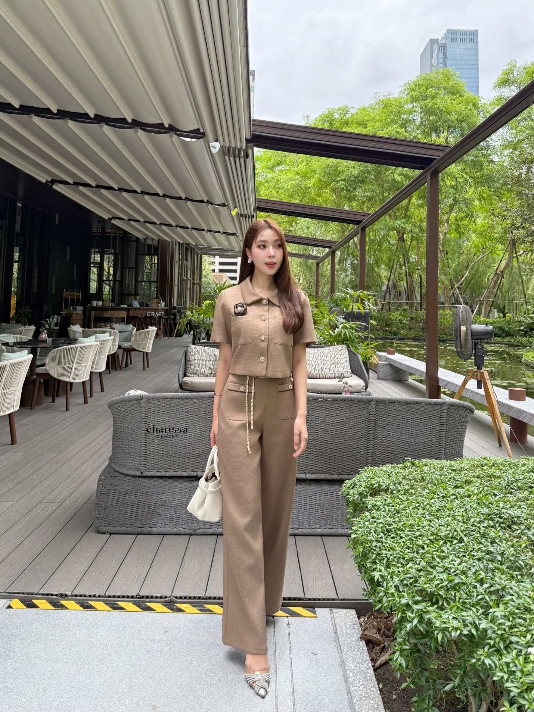 เซ็ท 4 ชิ้น :เสื้อ+กางเกง+โซ่ทอง+เข็มกลัดดอกไม้ #ชุดใส่ทำงาน #ชุดทำงานสวยๆ#ชุดเซ็ทใส่ทำงาน#ชุดเสื้อสีฟ้า #OOTD เซ็ทสีชมพูอ่อน #เดรสสีน้ำตาล