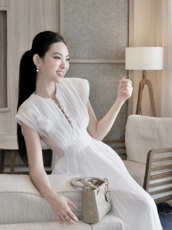 แม็กซี่เดรสรุ่นนี้สวยมากแขนล้ำคอวีกระดุมหน้าซิปหลังเอวเข้ารูปกระโปรงยาวมีซับในถึงปลายชุดเทคเจอร์ผ้าอัดจีบยับกระโปรงจับจีบรองานคุณภาพเกรดพรีเมี่ยม