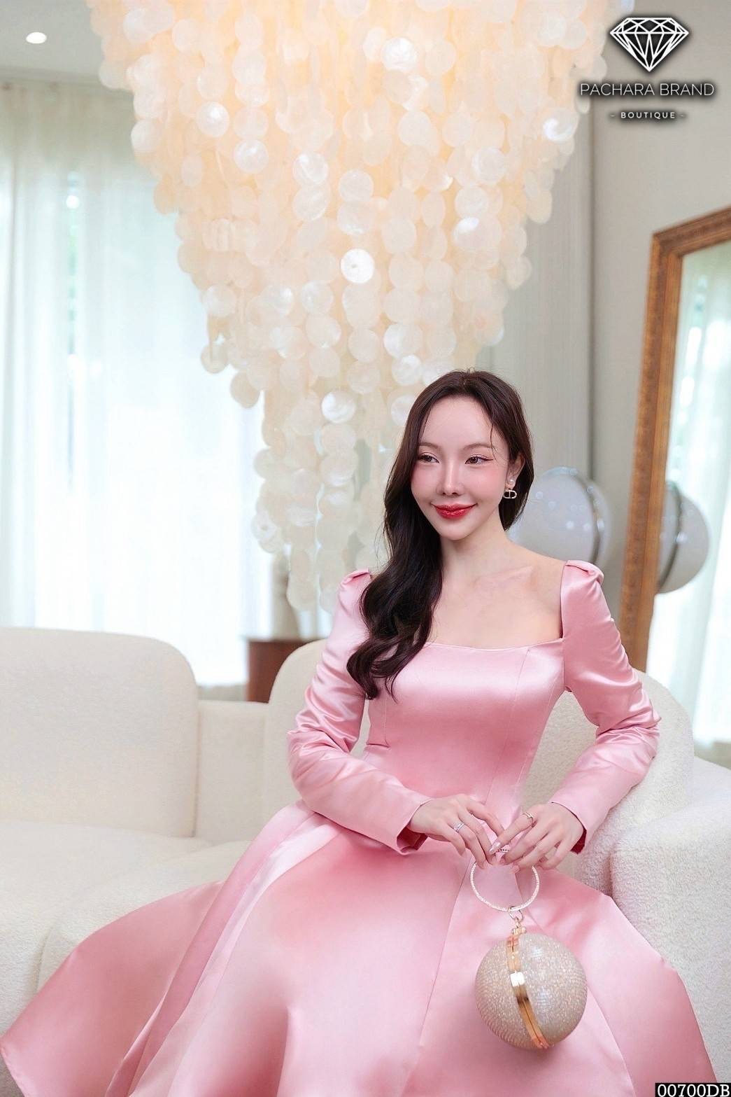 เดรสยาวแขนสั้นสีขาวทรงเข้ารูป ช่วงคอเสื้อแต่งระบาย เนื้อผ้าลูกไม้ทอฉลุลายสวยมาก งานซิปด้านหลัง มีซับในอย่างดี รุ่นนี้ใส่ชิลล์ถ่ายรูปสวยได้ทุกโอกาสเลยนะคะ #PACHARABRAND