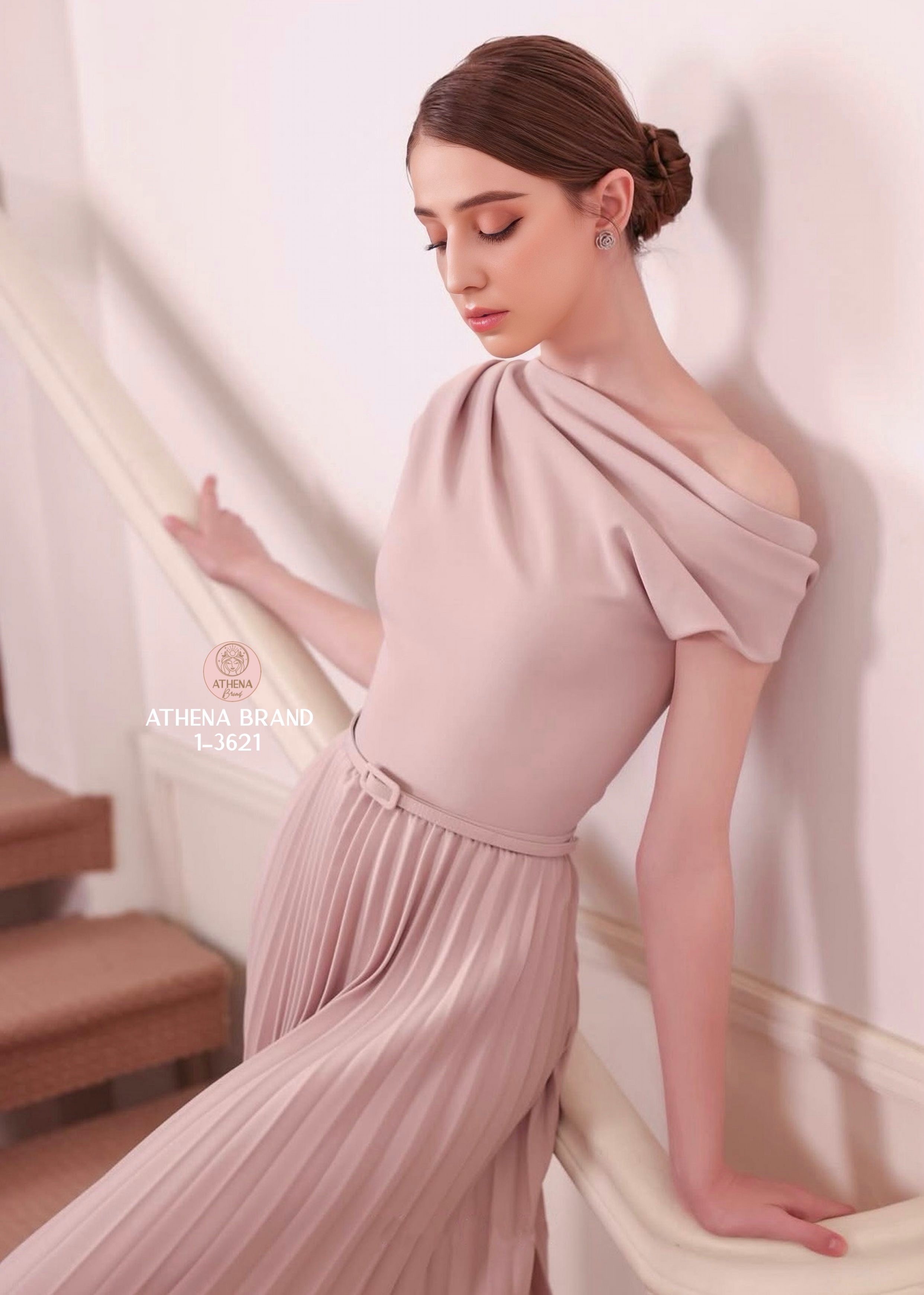 Tag 🔖 :Athena (อธีน่า) Brand Detail :: Dress+เข็มขัด Maxi Dress ดีไซน์ทรงปาดไหล่ มีดีเทลอัดพลีทจับจีบ เนื้อผ้าดี๊ดีมีน้ำหนักและมีTexture งานมีซับใน สวมใส่แบบซิปด้านหลัง แมตช์มาคู่กับเข็มขัดหนัง สวยละมุนเรียบหรูผู้ดีมากค่า #Athenabrand #ป้ายAthena