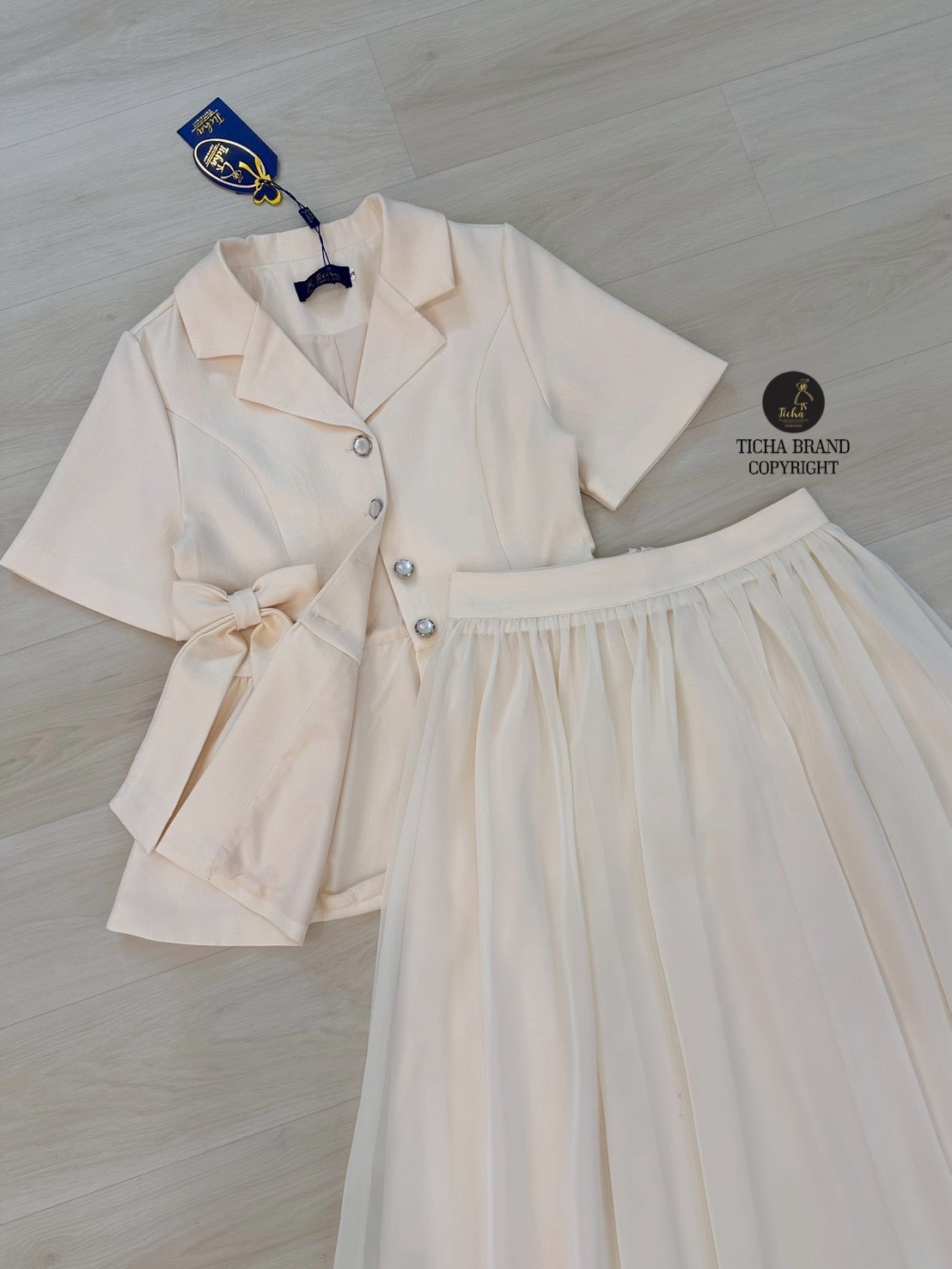 Set.3 ชิ้นเสื้อ+ กระโปรง+เข็มกลัด