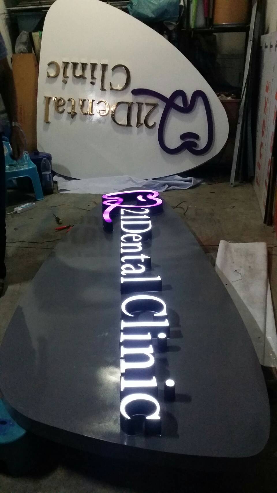 อักษรไฟและกล่องป้ายไฟ