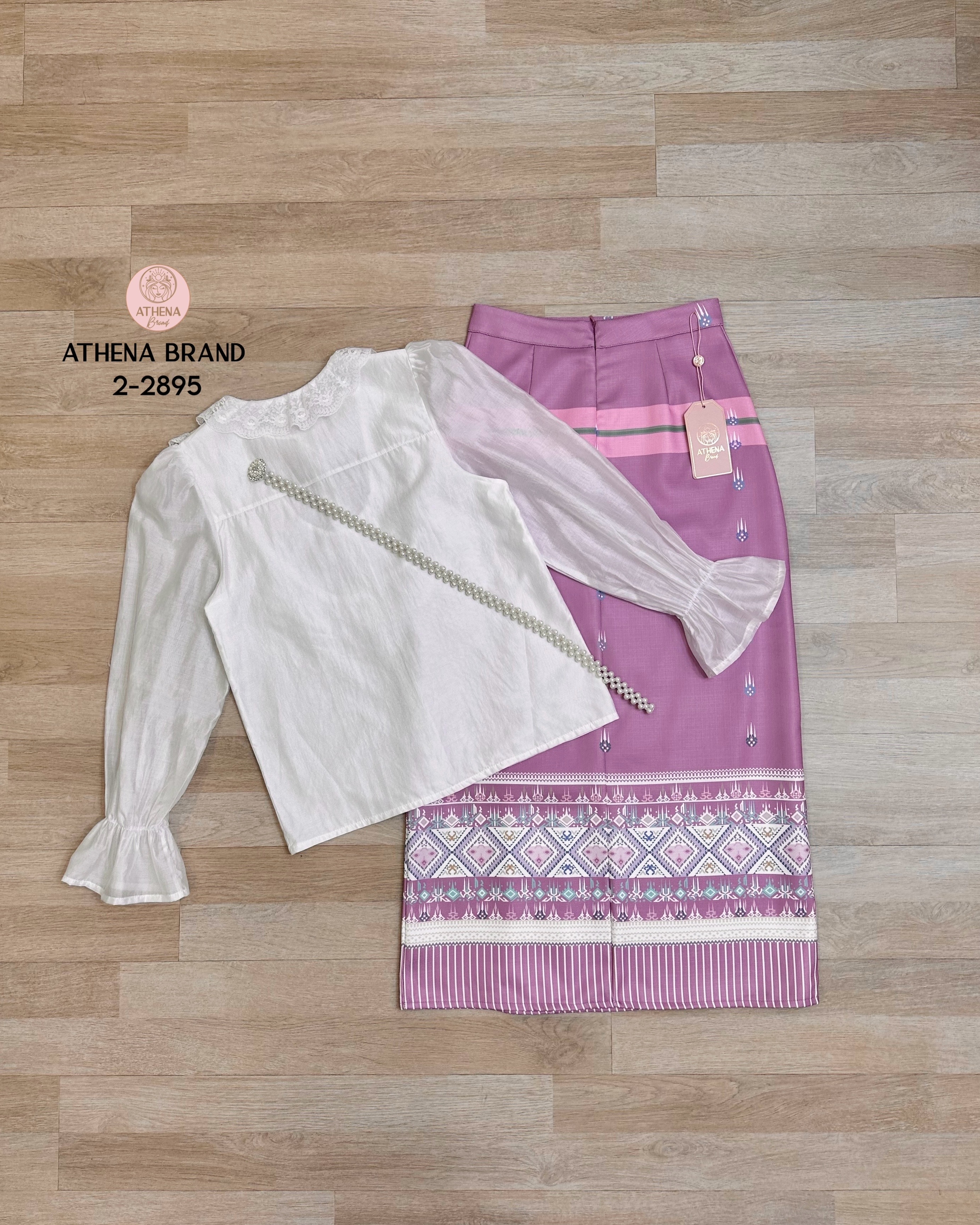 Tag 🔖 :Athena (อธีน่า) Brand Detail :: เสื้อ+กระโปรง+เข็มขัด Set 3 ชิ้น เสื้อแขนยาวดีไซน์แต่งกระดุมเรียงสามารถแกะใช้งานได้จริง ด้านหน้าตกแต่งระบายลูกไม้ แมตช์มาคู่กับกระโปรงพิมพ์ลายป้ายทบคล้ายงานผ้าซิ่นสำเร็จทรงเข้ารูป เนื้อผ้าดี๊ดี มีTexture มีซั