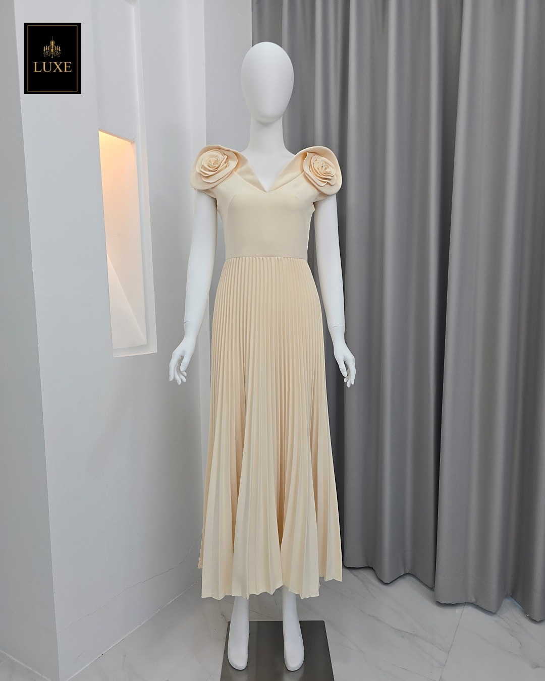 Label : LUXE ☑️เดรสเสื้อคอวีแขนกุด กระโปรงพลีทรอบตัว