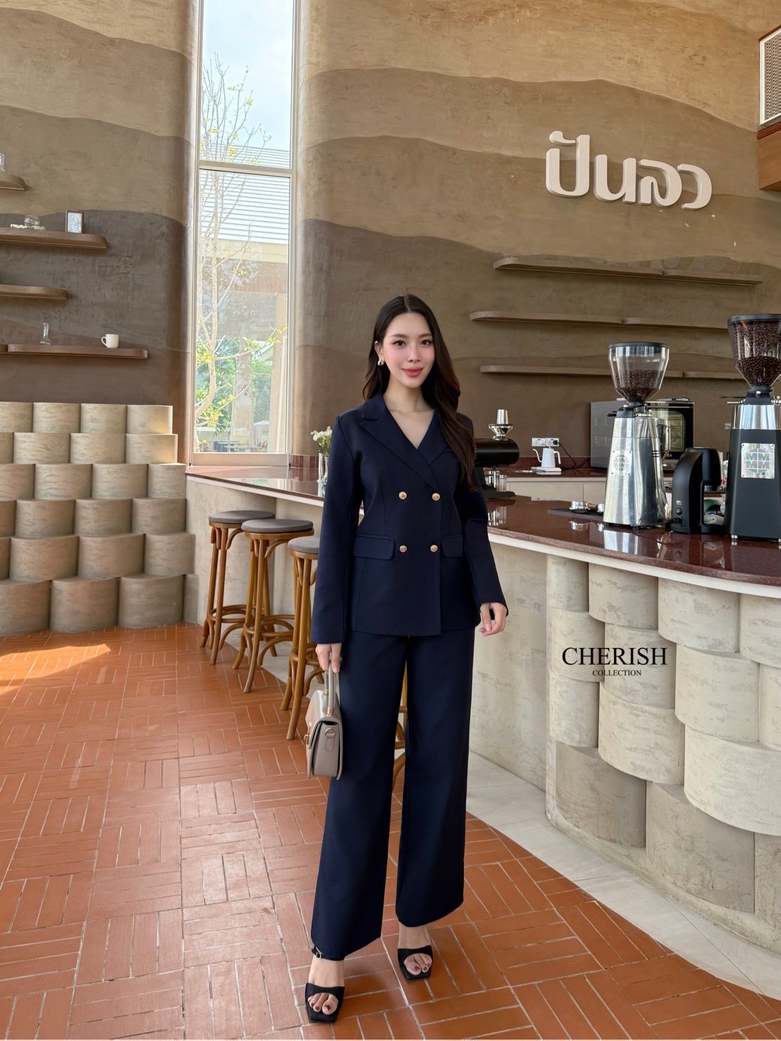 Setsuit เสื้อ+กางเกง ลุค CEO เรียบหรู ดูทันสมัย ทรงสวย ใช้ผ้าดี ใส่สบาย ตัวเสื้อสูทแต่งกระดุมทองมีกระเป๋า พร้อมซับในทั้งตัว มาพร้อมกับกางเกงขากระบอก มีกระเป๋า 2 ข้าง เซตนี้จะใส่ทำงาน หรือออกงานดูดีสุดๆค่ะ