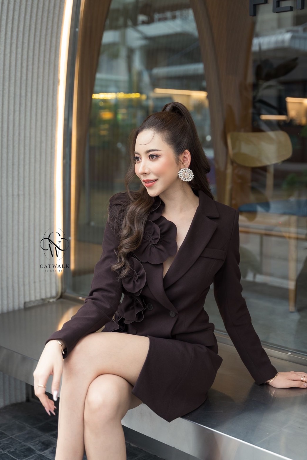 เดรสผ้าวูลแต่งดอกไม้ข้างเดียว เนื้อผ้าเป็นผ้าวูลเนื้อไม่หนามากใส่สบาย จะใส่เป็นเดรสตัวเดียวก็ดูหรู หรือจะใส่เป็นโค้ตคลุมก็ดูเก๋ไปอีกแบบ ด้านหน้ามีกระเป๋า2ข้างใช้งานได้จริง แต่งด้วยกระดุมด้านหน้า4จุด เท่ห์หรู ดูแพงแบบนี้สาวๆห้ามพลาดเลย งานเกรดไฮเอน งานป้าย