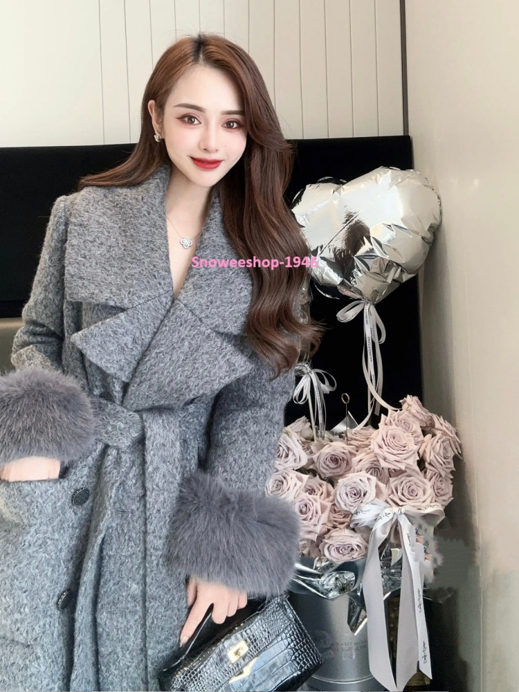 หรูหรา คลาสสิก สไตล์ชาเนล! เสื้อโค้ทสีเทาสุดพรีเมียม ใส่เที่ยวต่างประเทศแบบมีระดับ ดีไซน์ไฮเอนด์ สวยหรูทุกมุม** ลุคแพงแบบ effortless ปกขนาดใหญ่ เสริมความสง่างาม ใส่แล้วดูโดดเด่น แต่งขนเฟอร์หรูหรา แขนถอดออกได้ ปรับลุคได้ 2 สไตล์ บุซับในหนา อบอุ่น กันหนาว ก