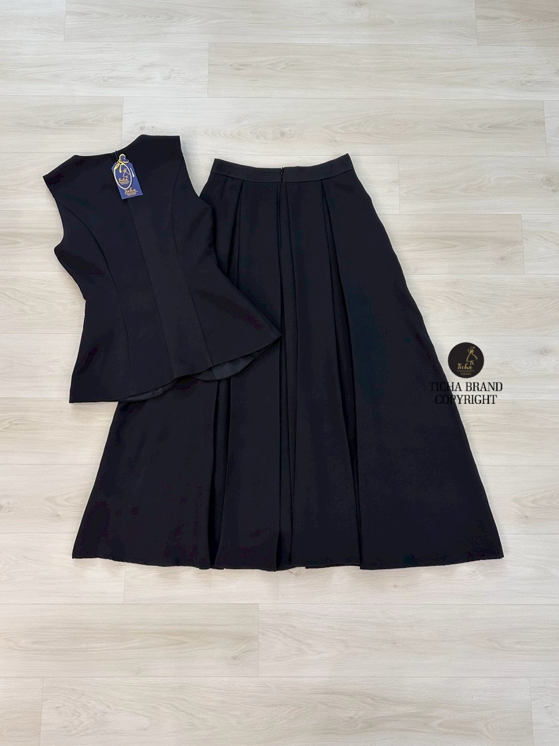 Set 2 ชิ้น เสื้อแขนกุดสีดำคอกลม ดีเทลแต่งกระดุมอะไหล่ทองด้านหน้าดีไซน์สุดเก๋ มีกระเป๋าหน้าทั้ง2ข้าง อกเสริมฟองน้ำให้ทรงสวย แมทส์กับกระโปรงยาวสีดำจับจีบพริ้วผ้าเนื้อนิ่ม มีกระเป๋าข้าง มีชับในและซิปหลังซ่อน ใส่คู่กันคือสวย ลัคชู สุดๆ บอกเลยลุคนี้ห้ามพลาด