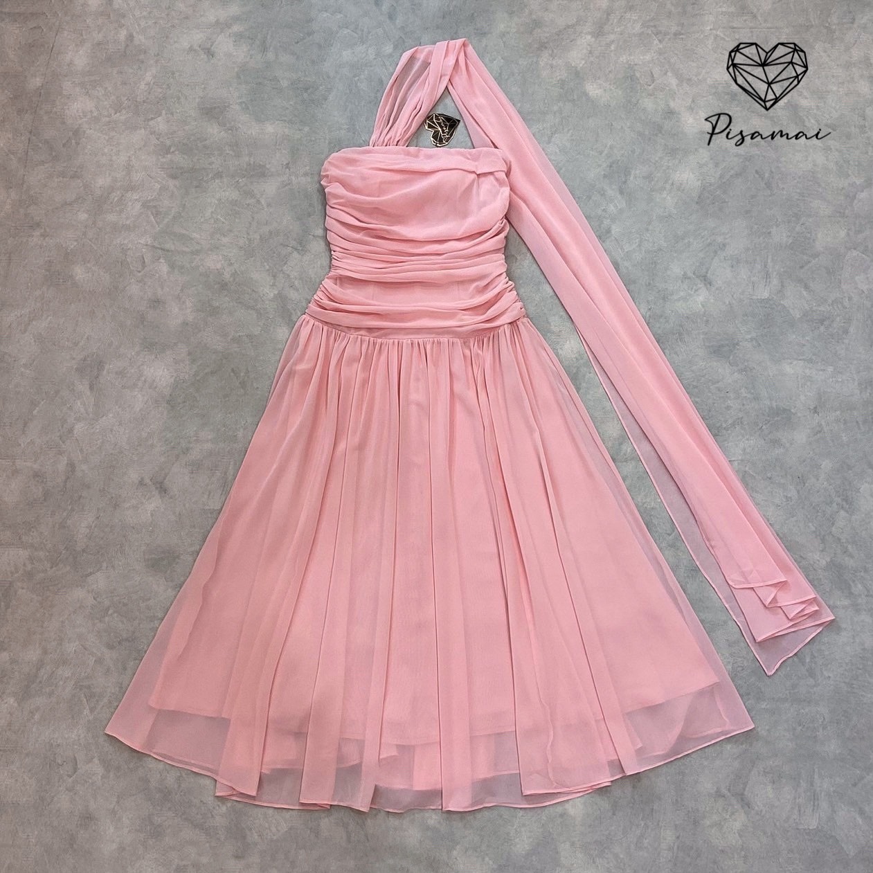 เดรสสีชมพูตัวบานทรงพาดไหล่ไปงาน สวย ราชนิกูลมากก ราคานี้มือต้องไวเลยค่า รุ่นนี้ใส่สวย เนื้อผ้าดีมากกกกกกก ห้ามพลาดเลยค่า #pisamaibrand #ชุดไปงานแต่ง #ชุดเพื่อนเจ้าสาว #เพื่อนเจ้าสาว