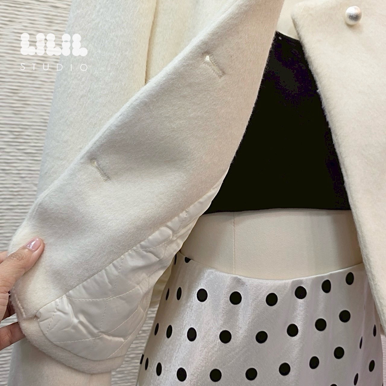 Korea style นุ่มมากค่ะ กับเสื้อคลุมผ้าขนกระต่ายสั้น กระดุมทองคู่ ซับในผ้าลื่นเย็บตาราง ทรงสวยcuttingเนี้ยบ พร้อมส่งค่ะ