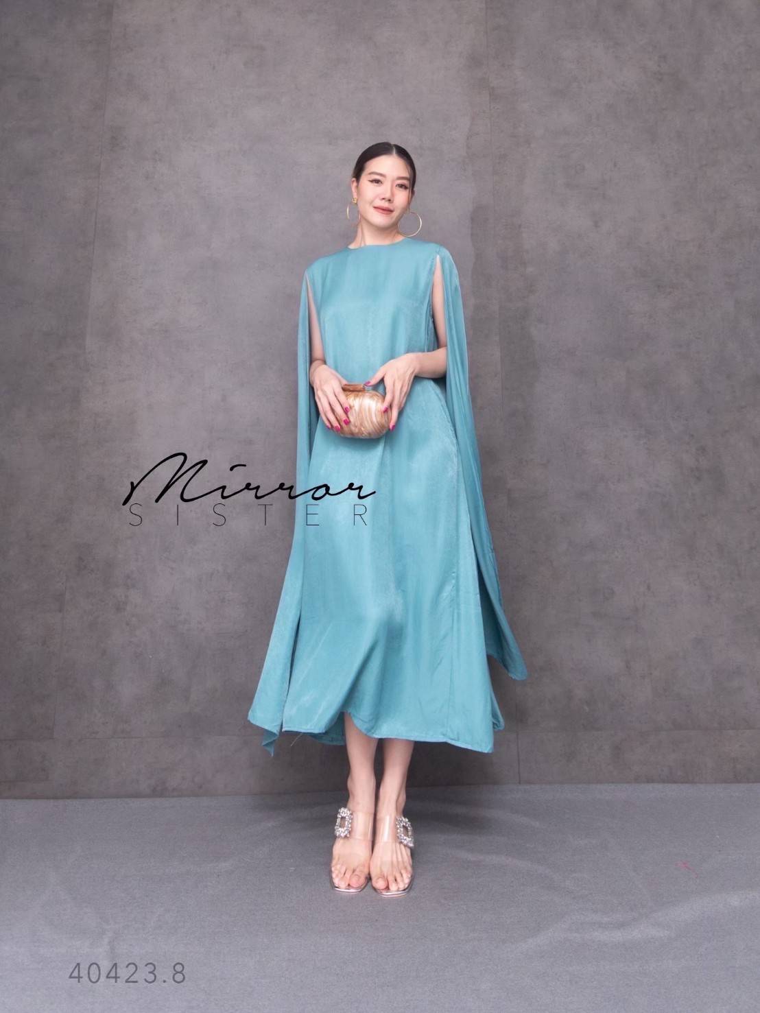 MiRRoRSiSTER’s Fenda Cape and Poncho Dress•• เดรสทรงโมเดิร์น สวยและมีความเก๋ ดีไซน์สุดชิค แพทเทรินใส่ง่าย รุ่นนี้ใช้ผ้าเปลืองมาก เนื้อผ้าสวยใส่สบายมากๆ ดีไซน์เหมือนมีผ้าคลุมไหล่อำพรางแขน ตัวเดรสเป็นแขนกุด มีซิปด้านหลัง..ใส่แล้วไม่ร้อนเพราะเนื้อผ้าเนื้อดีใ