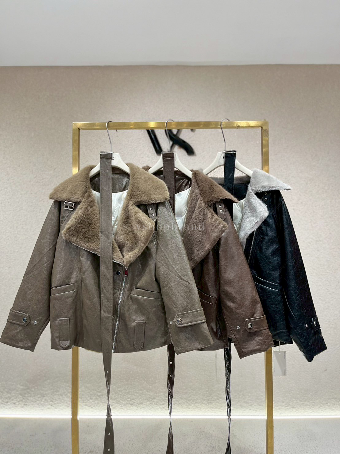 แจ็คเก็ตหนังแขนยาวปกขนเฟอร์ + เข็มขัด