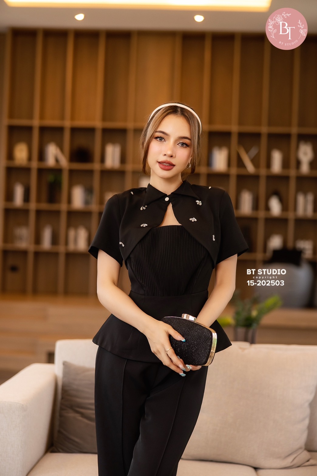 TAG : BT studio DETAIL : ชุดเซ็ท 2 ชิ้น เสื้อแขนสั้นดีเทลแต่งคอปกไล่มาตรงกลางติดเพชรกระจายเว้ากลางอกเล็กน้อยแต่งตัดต่อเกาะอกอกพรีทตรงกลาง เอวเข้ารูปปลายชายบานออก งานซิปหลัง