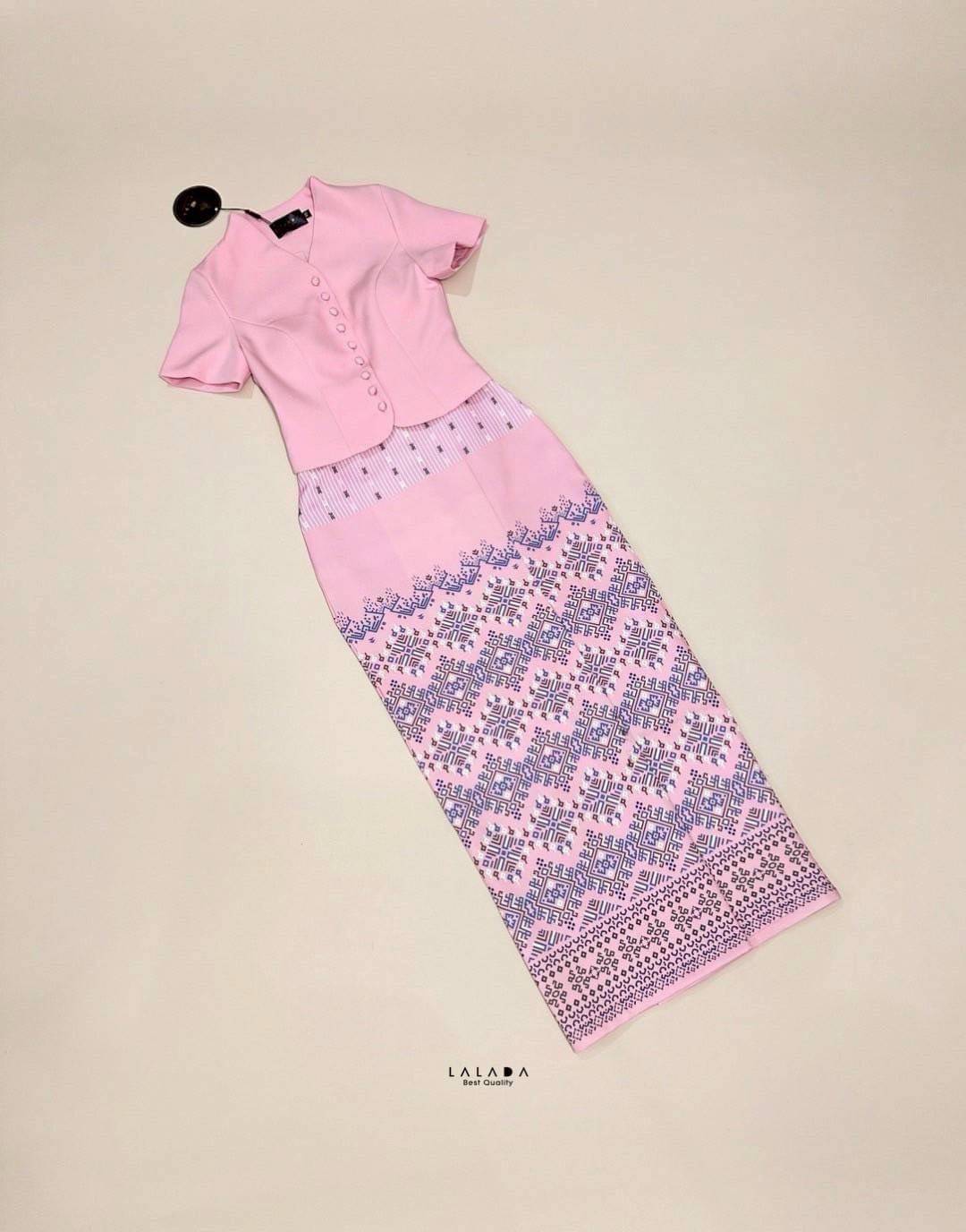 #งามอย่างไทย #ชุดไทย •Detail : set 2 ชิ้น ผ้าไทย ชุดไปทำบุญ ชุดไปงาน พร้อมส่งค่า เสื้อคอวีสีชมพูกระดุมหน้า ช่วงอกเสริมฟองน้ำแมทช์กับผ้าถุงสำเร็จ ผ้าพิมพ์ลายมีซิบหลัง สวมใส่สะดวก สวยหวานฉ่ำๆ งานบุญ งานบวชได้หมดเลยค่ะ