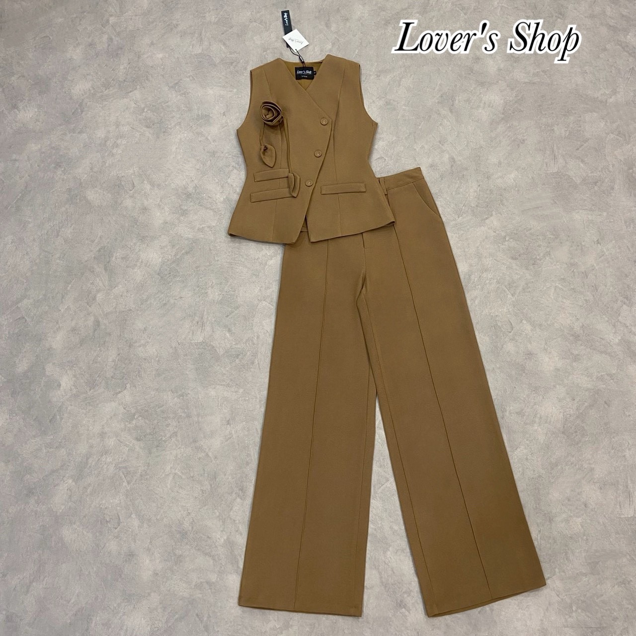 Set.3ชิ้น เสื้อ+กางเกง+เข็มกลัดดอกไม้(ถอดได้ค่ะ) ดีเทลเสื้อทรงแขนกุดปิดหัวไหล่ เข้ารูป กระดุมหน้า งานมีซับในอย่างดีค่ะ กระเป๋าตัวเสื้อเป็นงานตกแต่งใช้งานไม่ได้นะคะ แม็ทกับกางเกงเอวสูง ทรงขากระบอกกลาง ขาตรง