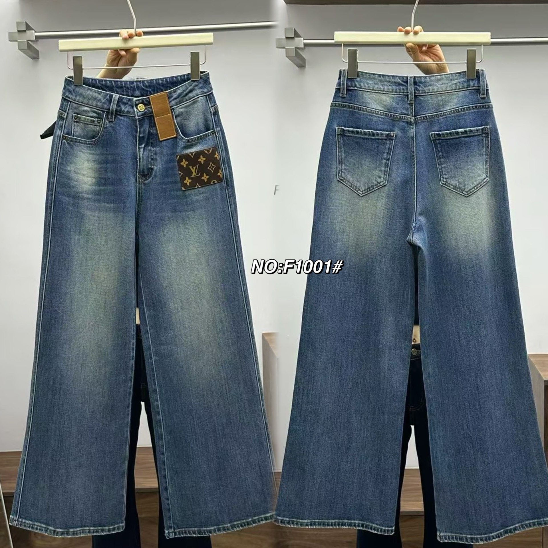 No.RGF1001# กางเกงยีนรุ่นนี้เป็นพิเศษ ขอกรี๊ดก่อนเลย (ผ้ายืดคะ)งานสวยจริงๆ ไม่ว่าเนื้อผ้า ทั้งสีและทรง สวยไปหมดเลยค่า ผ้านิ่มมากๆๆ กางเกงยีนส์ขากระบอก ทรงเอวสูงงงง ดีเทลเย็บป้ายหนังLVที่ตรงกระเป๋าหน้า ดูแพงสุดๆ สไตล์เก๋ๆ ใส่สบายสุดๆใส่แล้วดูเพรียวสูง