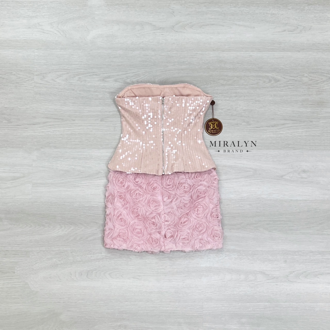 เซต 2 ชิ้น เกาะอกเซ็กซี่สุดหวานสีชมพูงานผ้าวิ้งเลื่อมๆแต่เกร็ดอกมีฟองน้ำเสริมงานซิปหลัง มาพร้อมกระโปรงสั้นดอกไม้สามดีสีชมพูสุดคิ้วเก๋ๆงานมีซับในกางเกงมีซิปหลัง ใครหาชุดออกงานออกเดทหรือจะปาร์ตี้แนะนำเซตนี้เลยคะ #Miralynstudio#Miralynbrand#miralynชุดออกงาน#