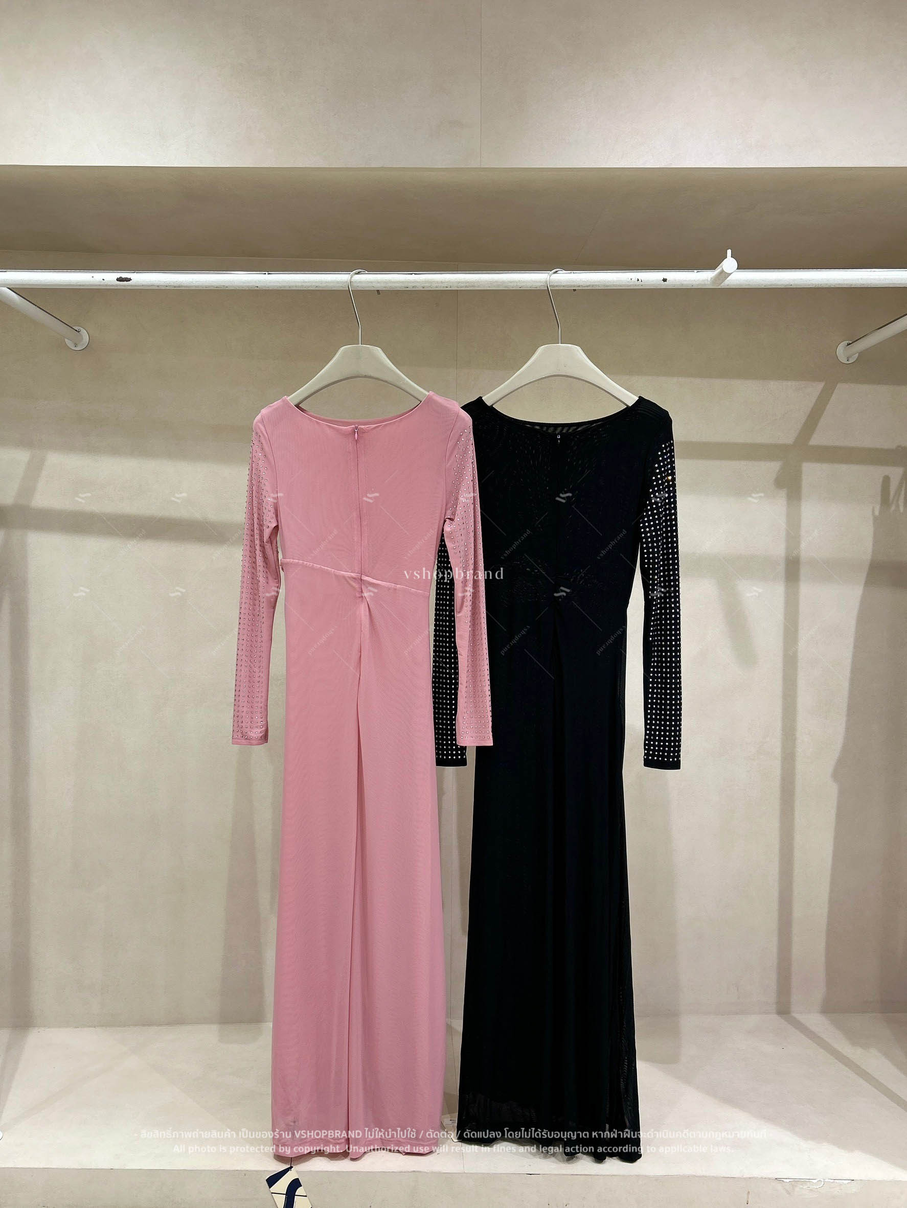 Maxi เดรสจับจีบหน้า แขนติดเพชรเม็ดเล็ก