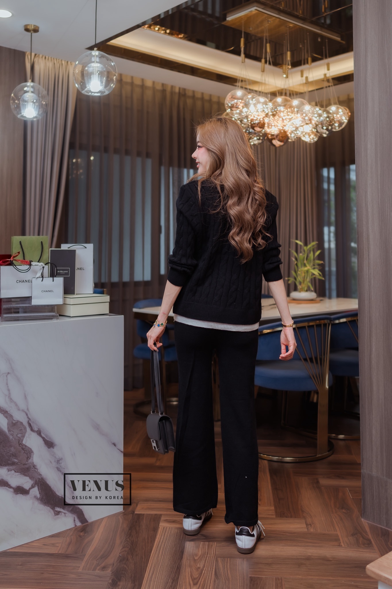 Knitting Set ชุดเซตผ้าทอ ตัวเสื้อเป็นคอปก แต่งซิปด้านหน้า แต่งสลับสีขาว งานมาพร้อมกับกางเกงเข้าชุดกันนะคะ แม๊ทกับรองเท้าผ้าใบก็น่ารักคะ