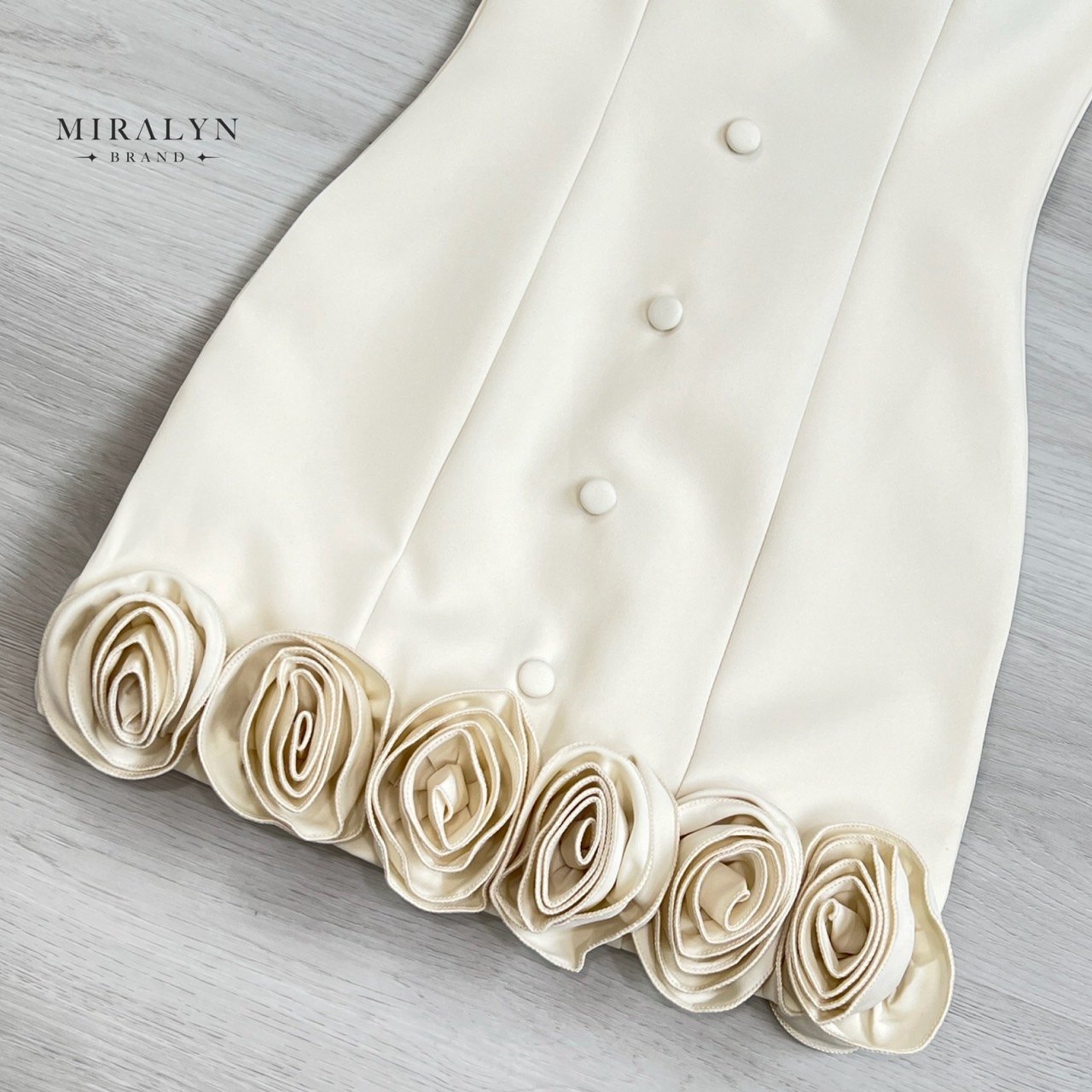 เดรสสีครีมแขนกุดทรงเข้ารูปแต่งดีเทลสุดเก๋ด้วยดอกไม้รอบชุดที่ชายกระโปรงทำให้ชุดดูเก๋น่ารักและแต่งกระดุมแต่งที่ชุดงานเสริมฟองน้ำที่อกมีซับในและซิปด้านหลัง #Miralynstudio#Miralynbrand#miralynชุดออกงาน#เดรสออกงาน#ชุดดินเนอร์