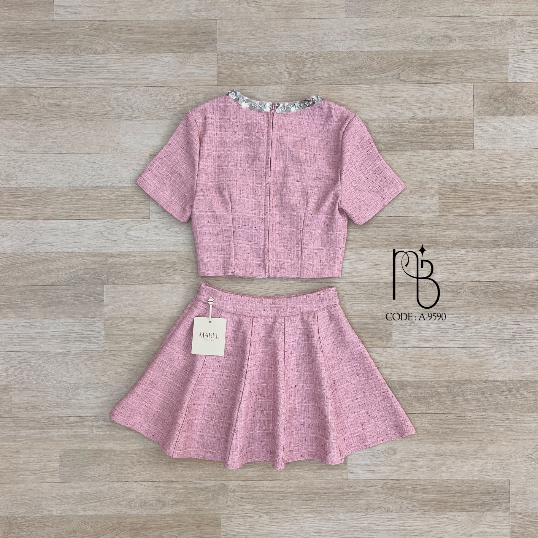 ชุดเซทสีชมพูน่ารัก เสื้อแขนสั้นผ้าทวิสแต่งอะไหล่ปักเลื่อม ซิบหลัง และเข็มกลัดโบว์ 3 ชิ้น พร้อมกระโปรงผ้าทวิส สีเดียวกัน เป็นซับในกางเกง งานซิบข้าง