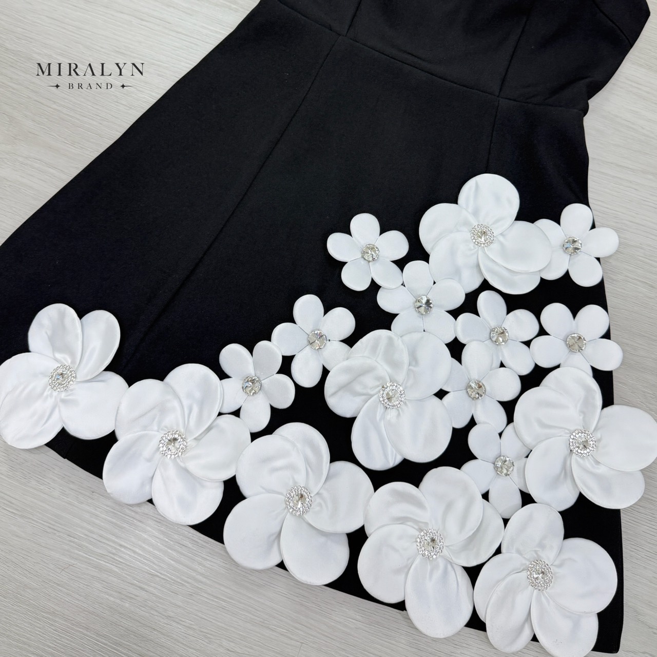 เดรสสีดำแขนกุดคอวีแต่งดีเทลด้วยดอกไม้เพชรสีขาวดอกเล็กใหญ่สลับกันที่บ่ากระโปรงสวยหรูมาก ช่วงอกมีฟองน้ำเสริมทรงดีเทลชุดเข้ารูปช่วงปลายบานเล็กน้อยงานผ้าดีมีซับและซิปด้านหลัง