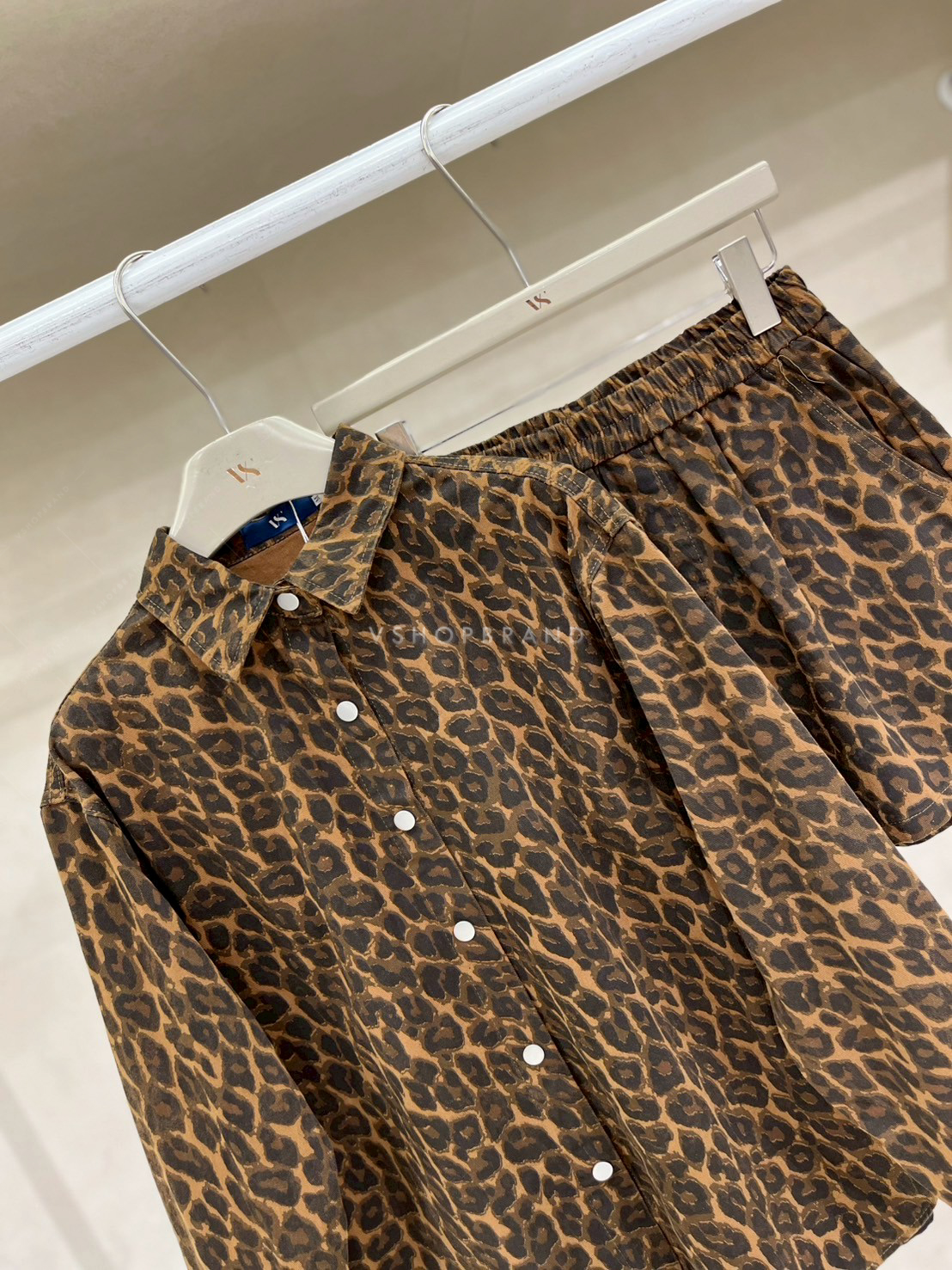 Set เสื้อเชิ้ตลายเสือ + กางเกงขาสั้น