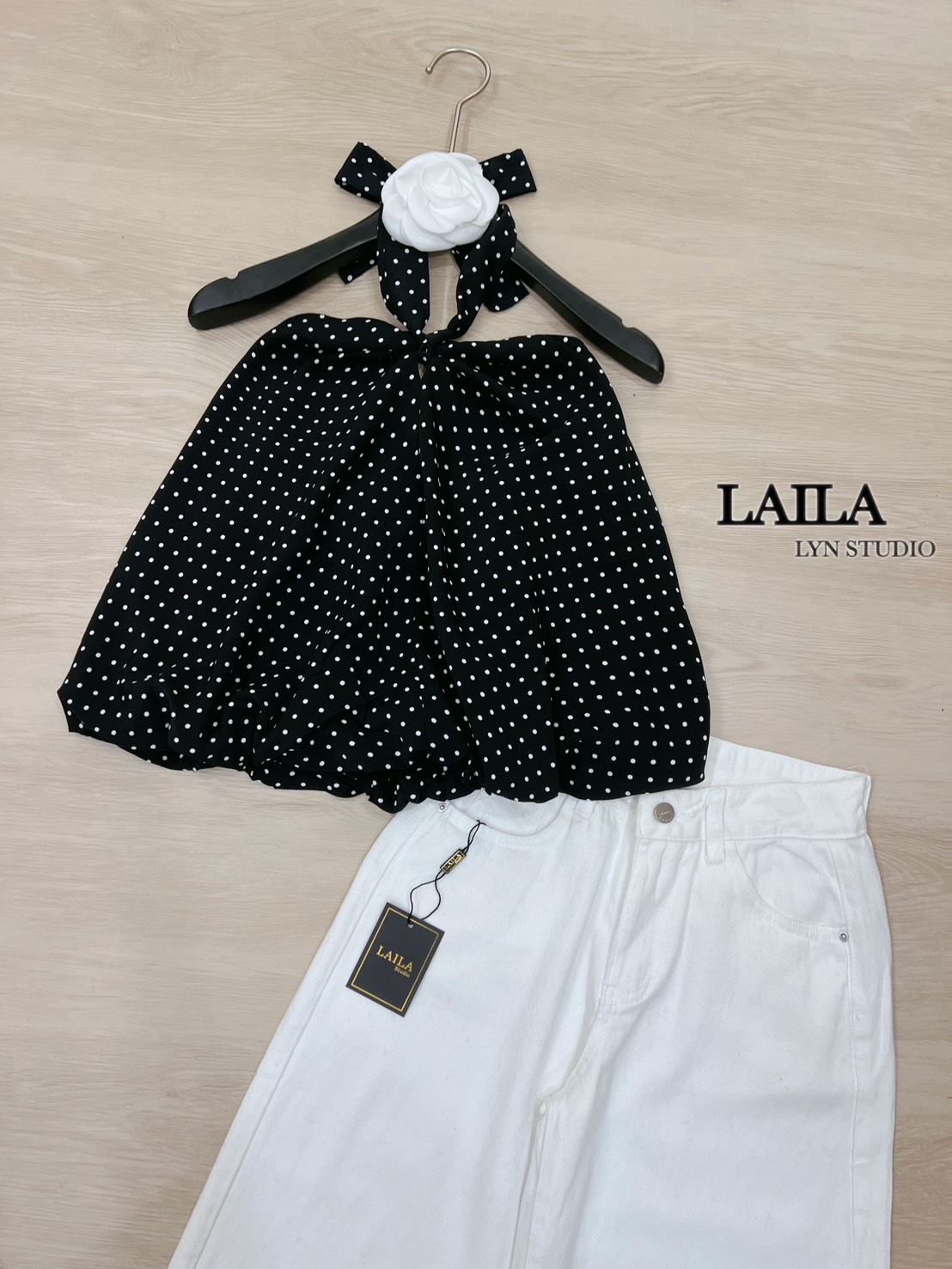 Tag : LAILA Detail: SET เสื้อ+กางเกง งานเสื้อทรงเกาะอกผูกคล้องคอดีไซน์งานแต่งจุดสุดฮิตน่ารักมาในโทนสีดำช่วงปลายเสื้อแต่งบอลลูนพองๆ ผ้าดีมีน้ำหนัก พร้อมกางเกงยีนส์สีขาวแต่งกระเป๋าทรงขากระบอกสวยเป๊ะ แมชลุคคุณหนูน่ารัก #byLaila #เสื้อคล้องคอ #เสื้อลายจุด #ลุ