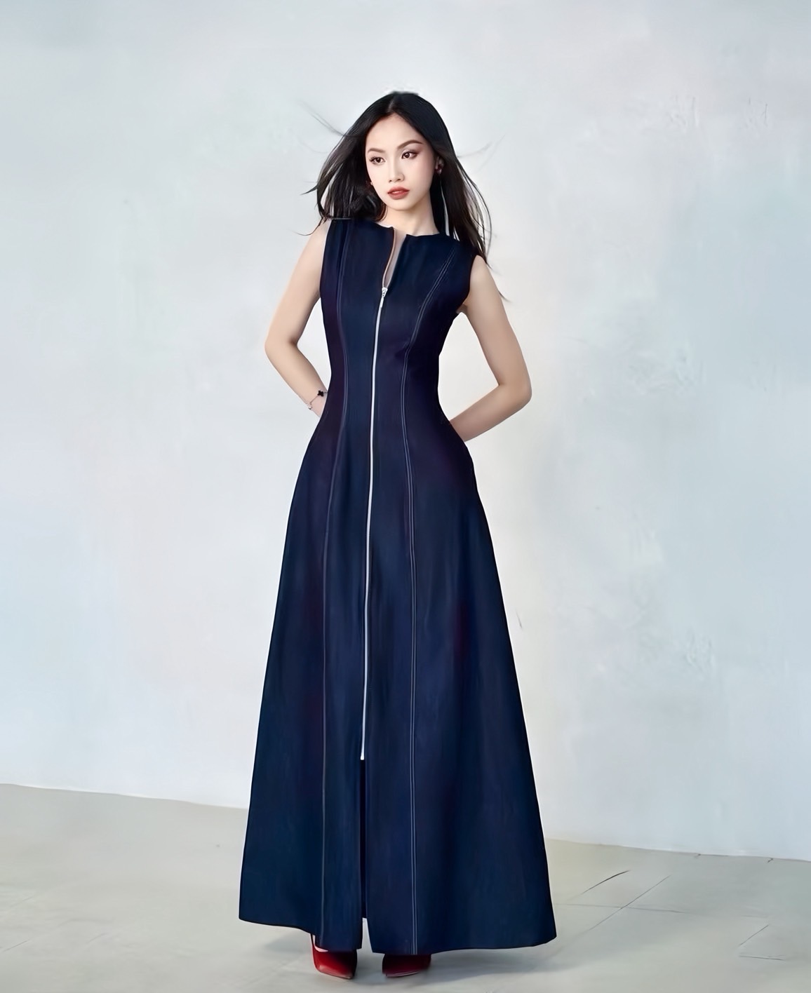 เดรสยีนส์ตังยาวทรงชิค มาในผ้ายีนส์แท้สีเข้ม แต่งทรงซิปหน้ายาว สวย หรู ใส่เป็น everyday look ได้ทุกวัน #pisamaibrand #งานป้ายพิศมัย #งานตามหา #ชุดยีนส์ #เดรสยีนส์
