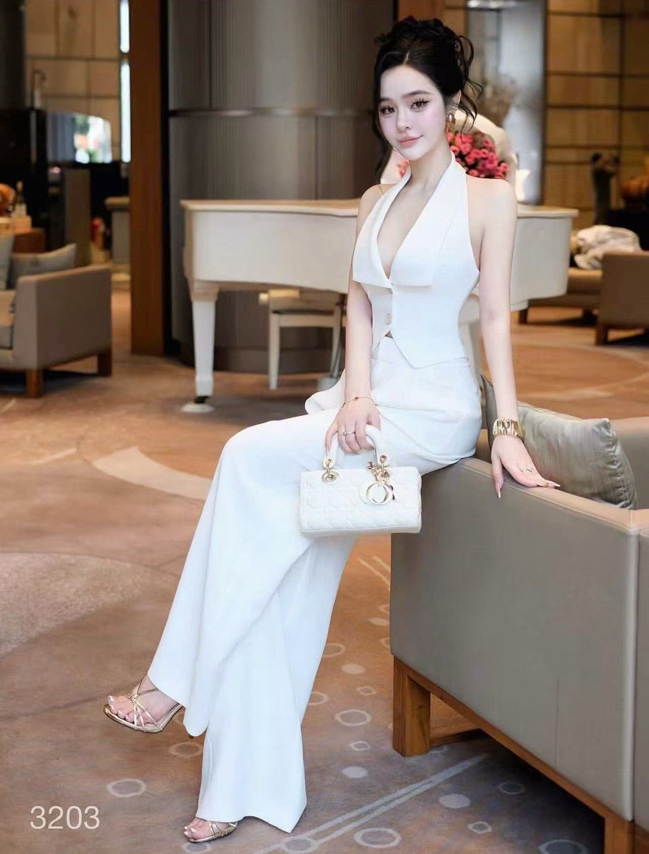 ชุดเซต เสื้อ+กางเกงขายาว เสื้อมีดีเทลแต่งกระดุมหน้า มีซับในอย่างดี เนื้อผ้าดีมากๆ มาคู่กับกางเกงขายาวทรงสวยมาก กางเกงมีซิบด้านหน้า ใส่เที่ยว