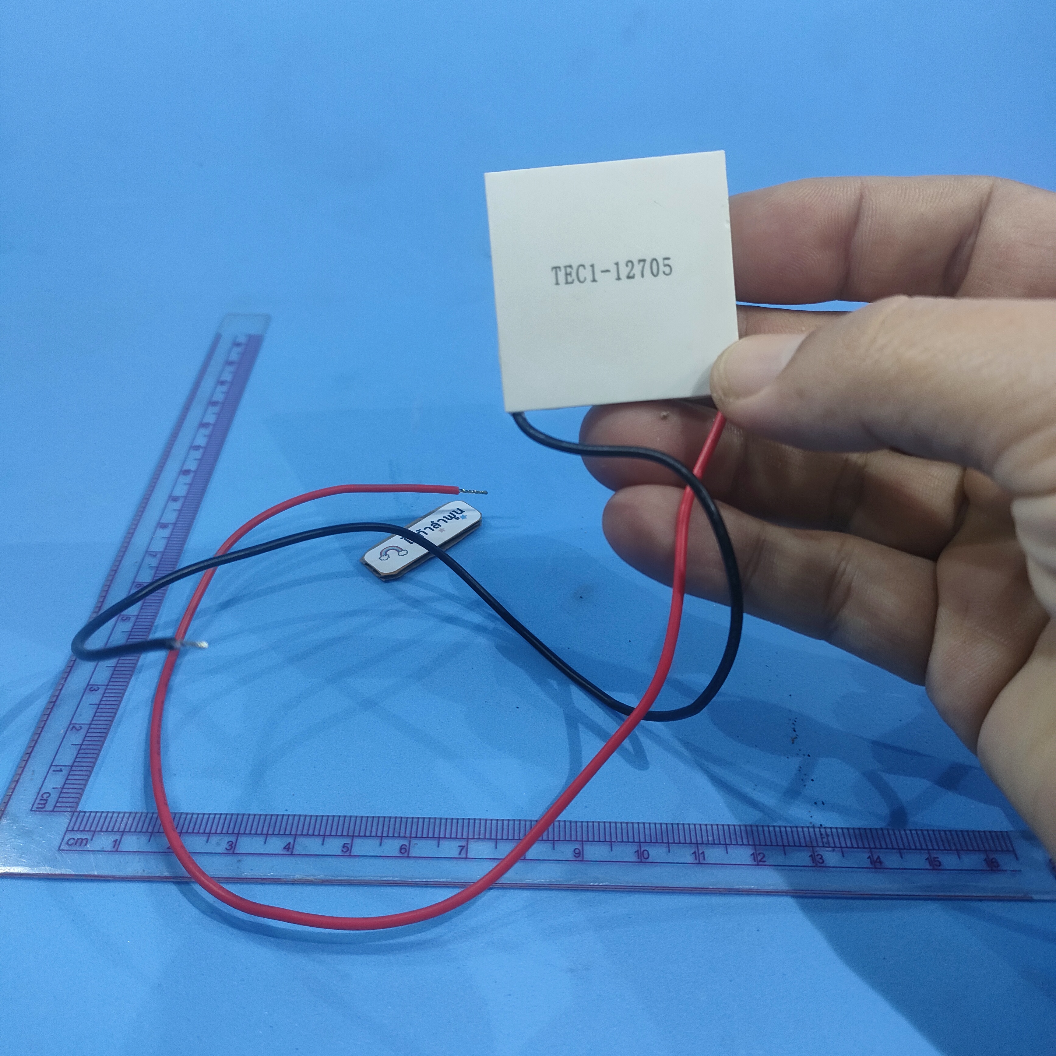 แผ่นร้อนแผ่นเย็น เป็นสร้างความเย็น แผ่นสร้างความร้อน 12V