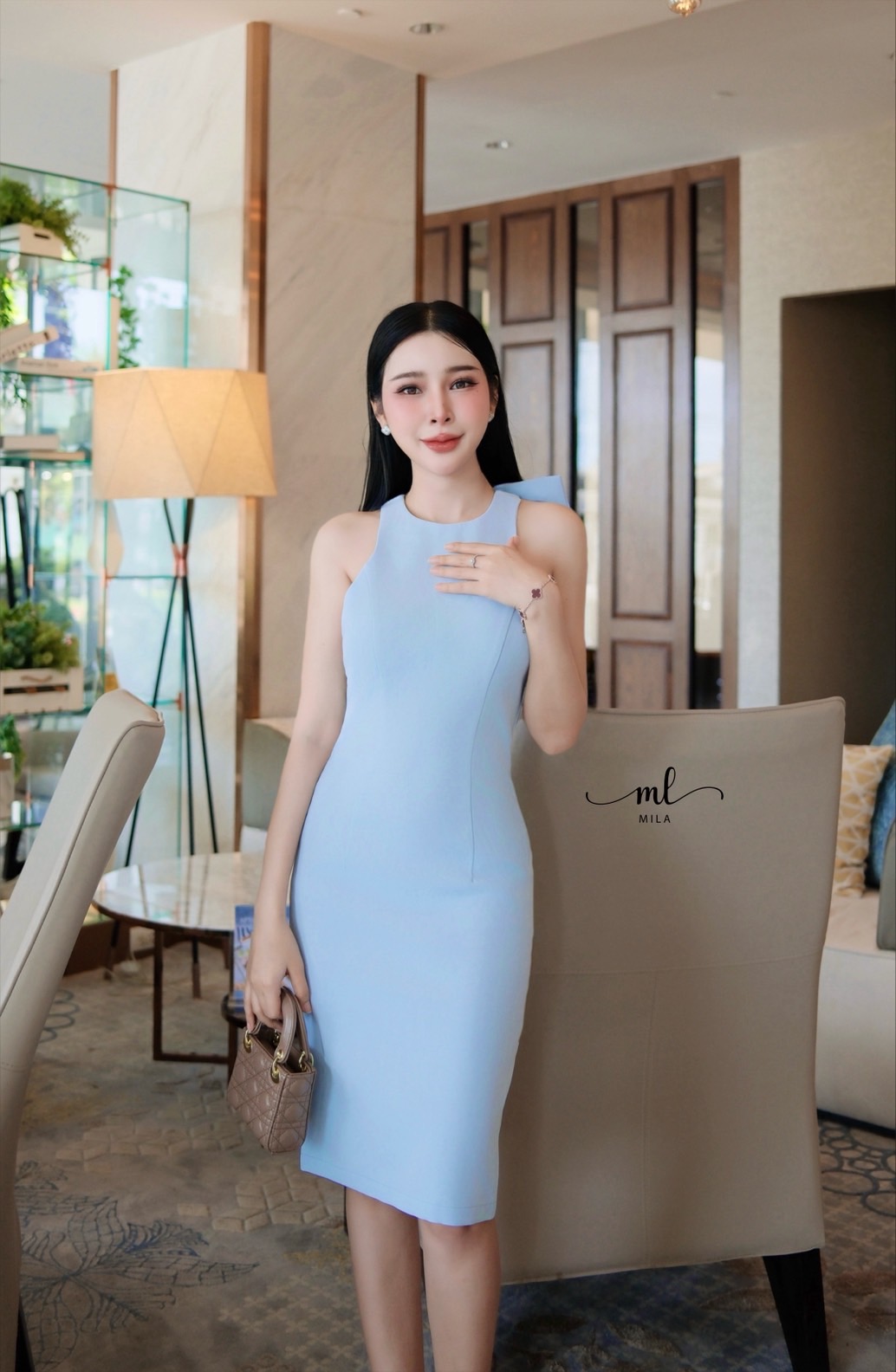 เดรสแขนกุดคอกลมสีฟ้า ดีไซน์โชว์ด้านหลังตรงคอด้านหลังมีกระดุม2เม็ดและแต่งด้วยโบว์ใหญ่เย็บติดแกะไม่ได้( เดรสเสริมฟองน้ำซิปหลังซ่อนอย่างดี ) ตัวเดรสทรงเข้ารูป ตีเกร็ดหน้ายาวทั้งตัว ผ่าด้านหลังชายกระโปรงเล็กน้อย เนื้อผ้าดีมีซับในทั้งตัว สวยหวานมากๆค่ะ