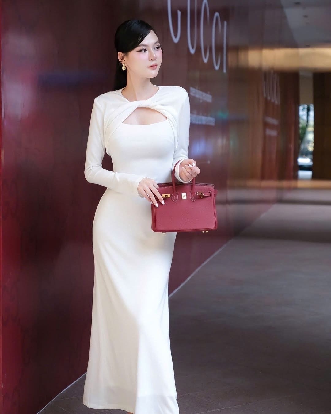 เซ็ตผ้ายืดสายเดี่ยวตัวยาว มาคู่กับเสื้อคอปคลุมมัดหน้าแขนยาวตัวสั้น ใส่ไปต่างประเทศชิค ถ่ายรูปดีมากเลยค่ารุ่นนี้ ปังปุริเย้แน่นอนค่า ห้ามพลาดเลย