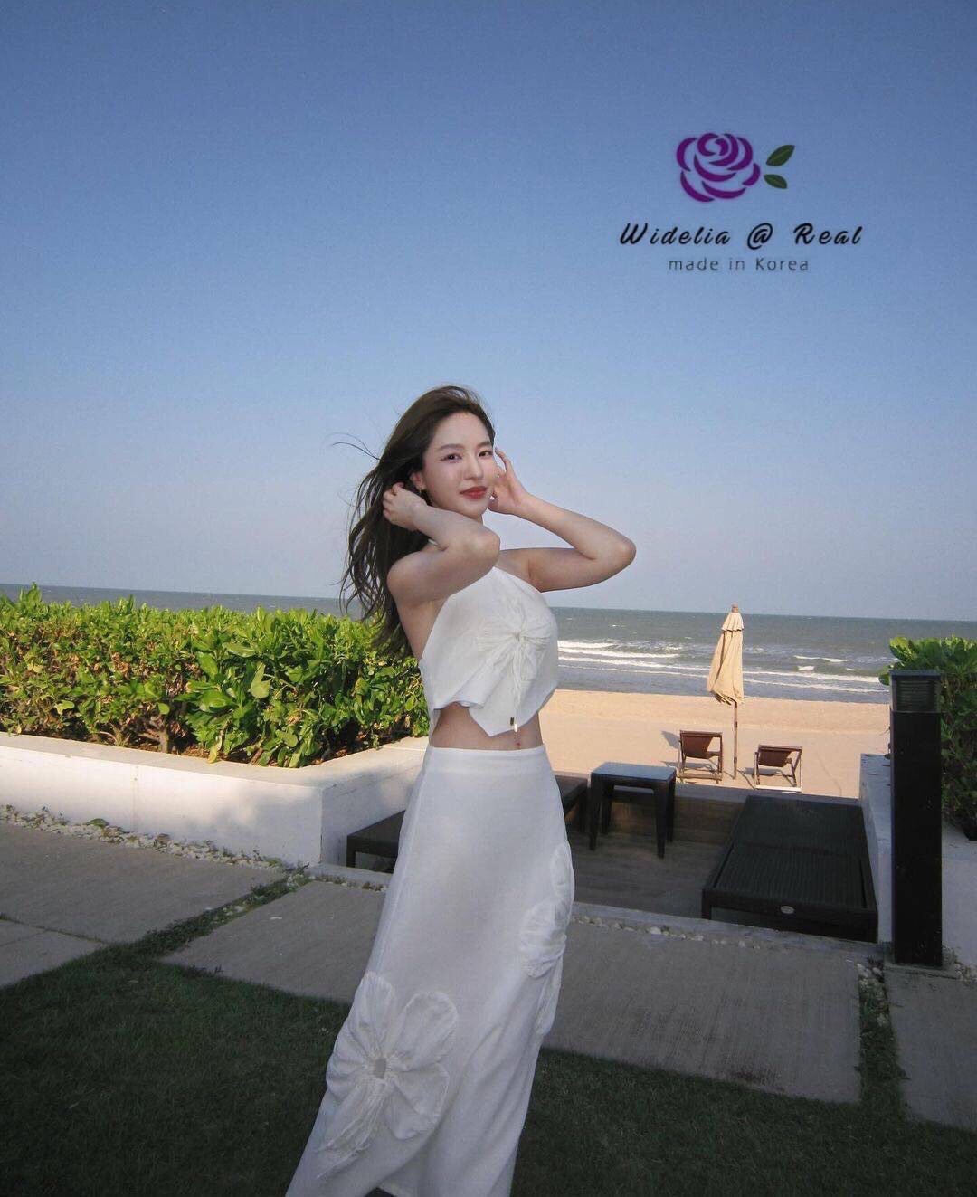 เสื้อคล้องคอตัวสวย ช่วงอกแต่งดอกไม้อันใหญ่พร้อมกับเชือกผูกโบเก๋ เสื้อด้านหลังเป็นแบบผูกเชือกเอา มาเข้าชุดกับกระโปรงทรงสวยแต่งดอกไม้อันใหญ่พร้อมเชือกผูกโบ เลือกใช้ผ้าเนื้อเรียบสวยงานเกรดพรีเมี่ยม รุ่นนี้งานสวย ทรงเป๊ะ คัตติ้งเนี๊ยบมาก รับรองใส่ออกมาไม่ผิดห