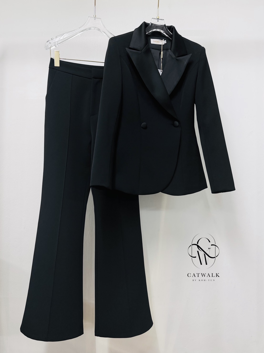 เซตสูทปกเลื่อม+กางเกงทรงสวย เนื้อผ้าเกรดเอ เนื้อนุ่มเป็นทรงใส่สบาย ตัวเสื้อสูทเป็นทรงเข้ารูป ช่วงปกใช้ผ้าเครปกึ่งเงา ใช้กระดุมปั๊มตามโทนสีชุด มาคู่กับกางเกงเอวสูงทรงขาม้า ใช้เนื้อผ้าเดียวกับตัวสูท มีกระเป๋าทั้ง 2 ข้างป้ายCATWALK BY KOH-TUN